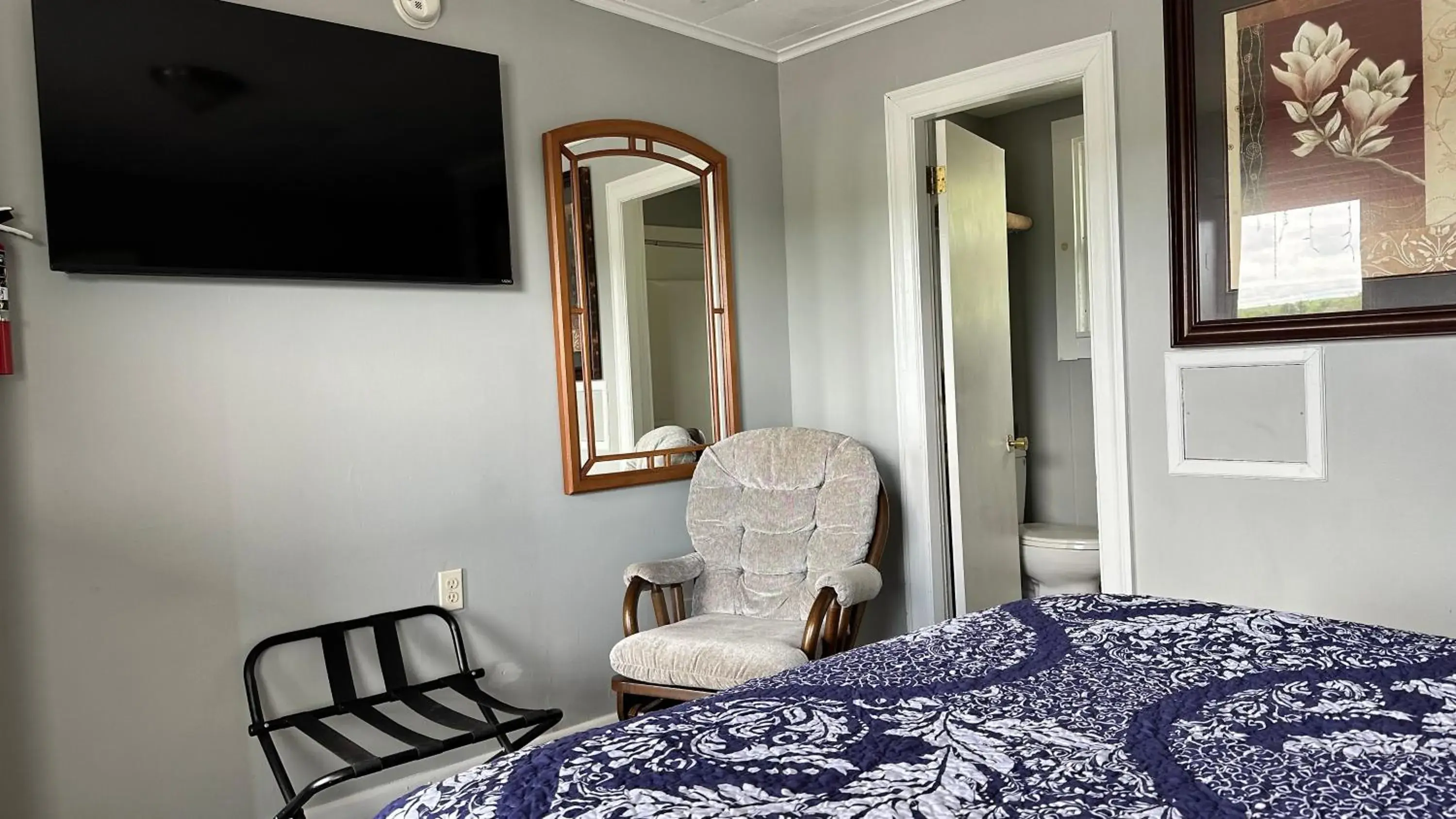 Bed in Mount Blue Motel Bed in Mount Blue Motel