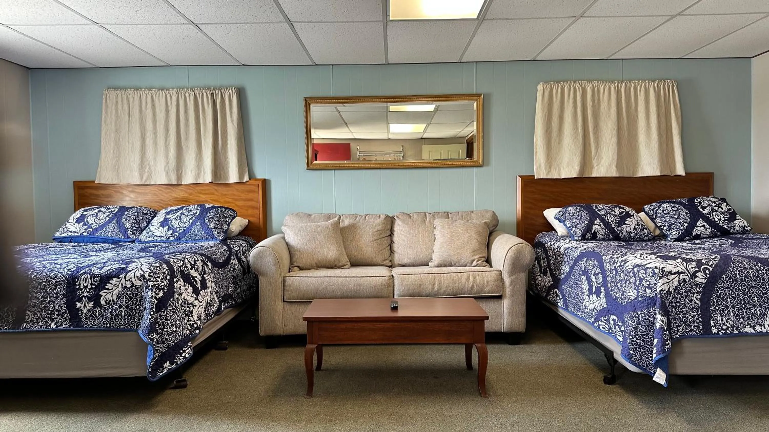 Bed in Mount Blue Motel