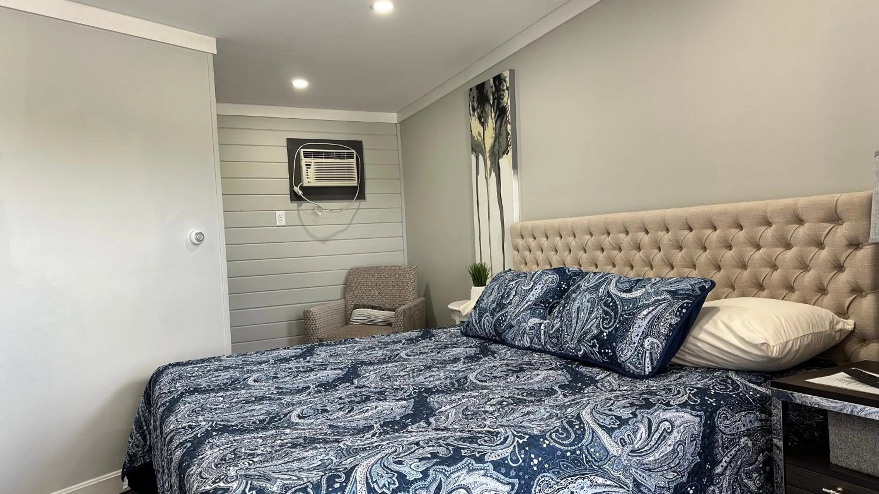 Bed in Mount Blue Motel