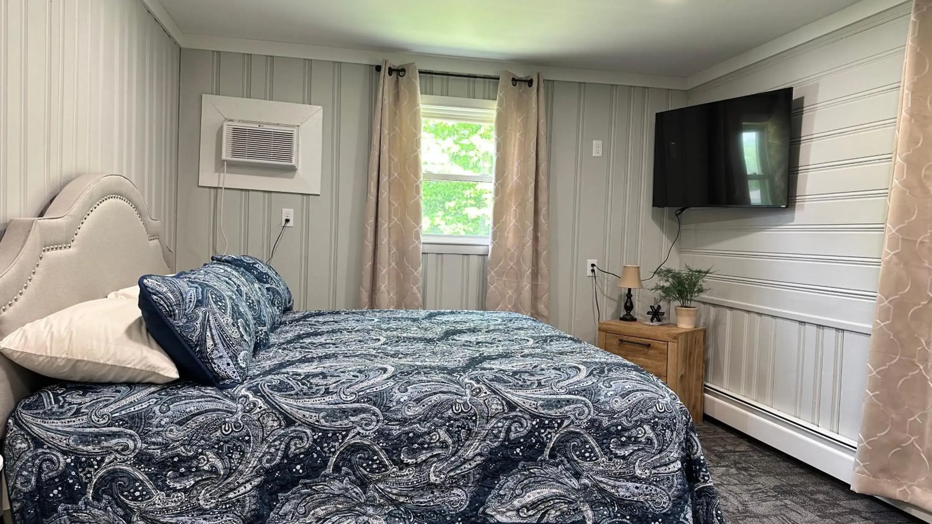 Bed in Mount Blue Motel Bed in Mount Blue Motel