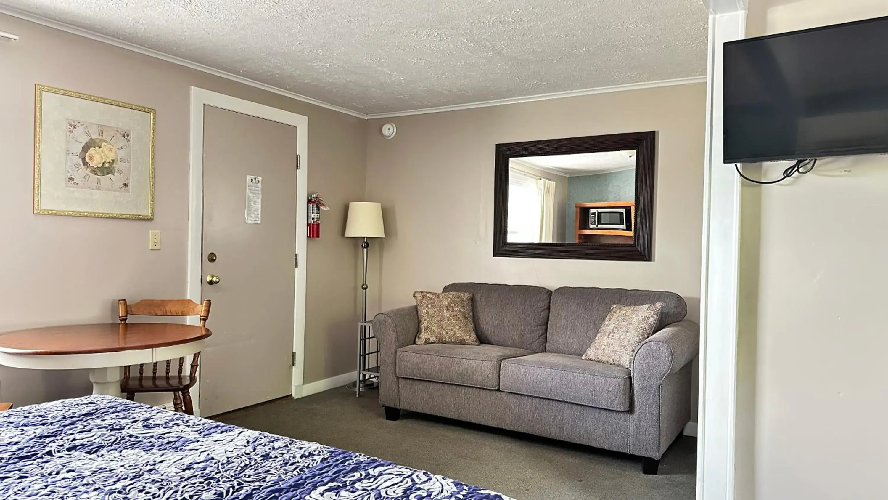 Bed in Mount Blue Motel Bed in Mount Blue Motel