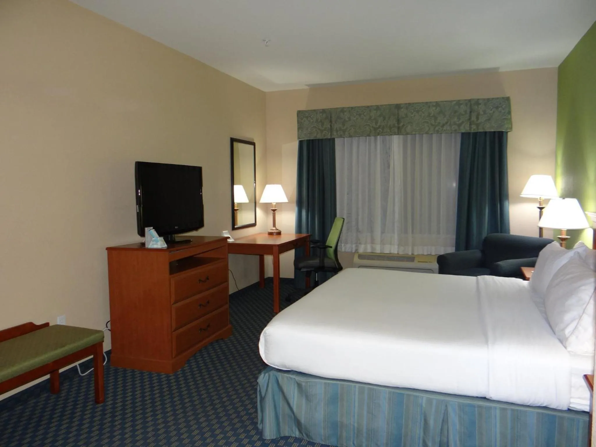 Photo of the whole room, Bed in Holiday Inn Express Hotel & Suites Salisbury - Delmar by IHG