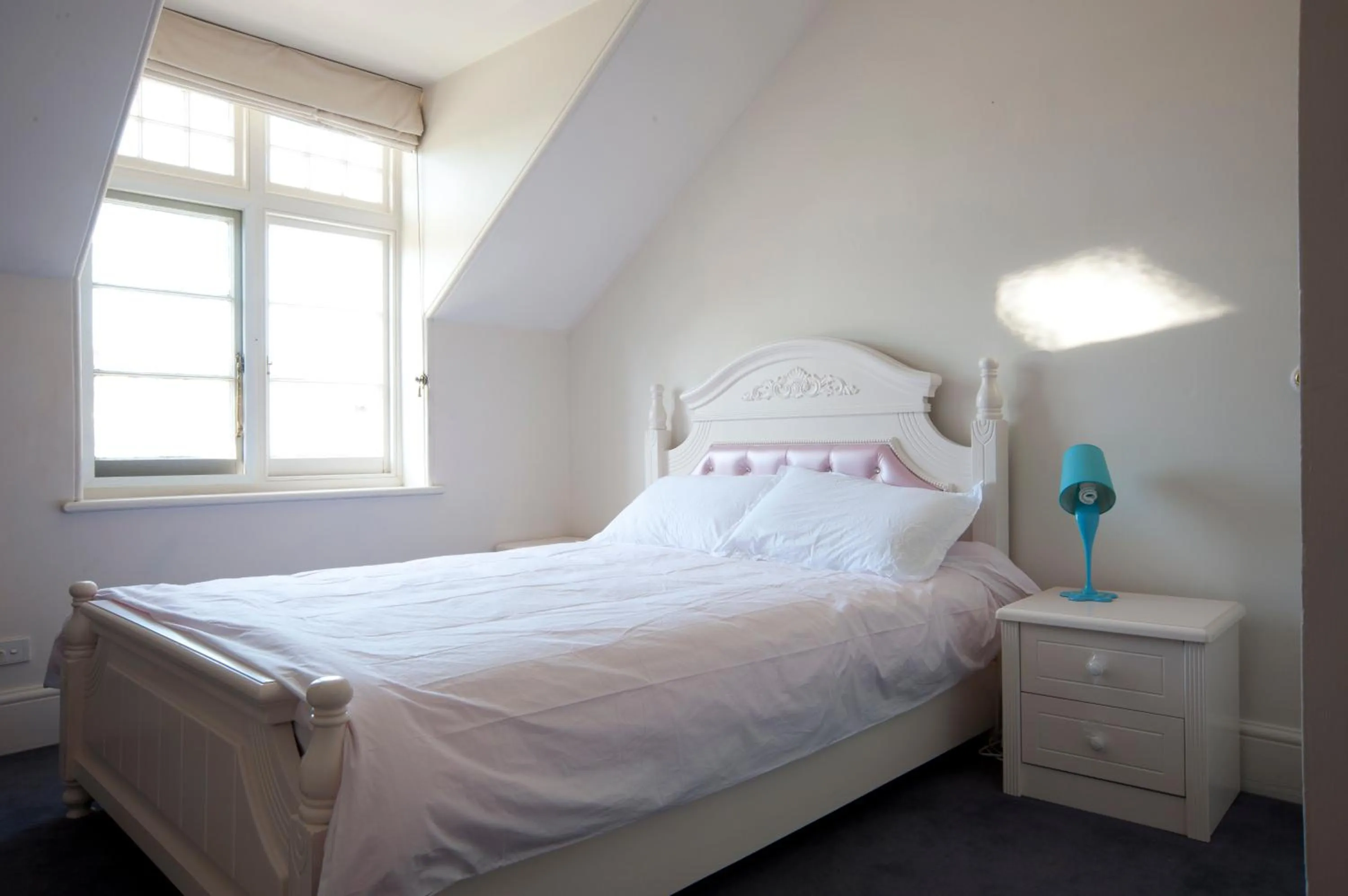 Day, Bed in Lowena Cafe and Accommodation