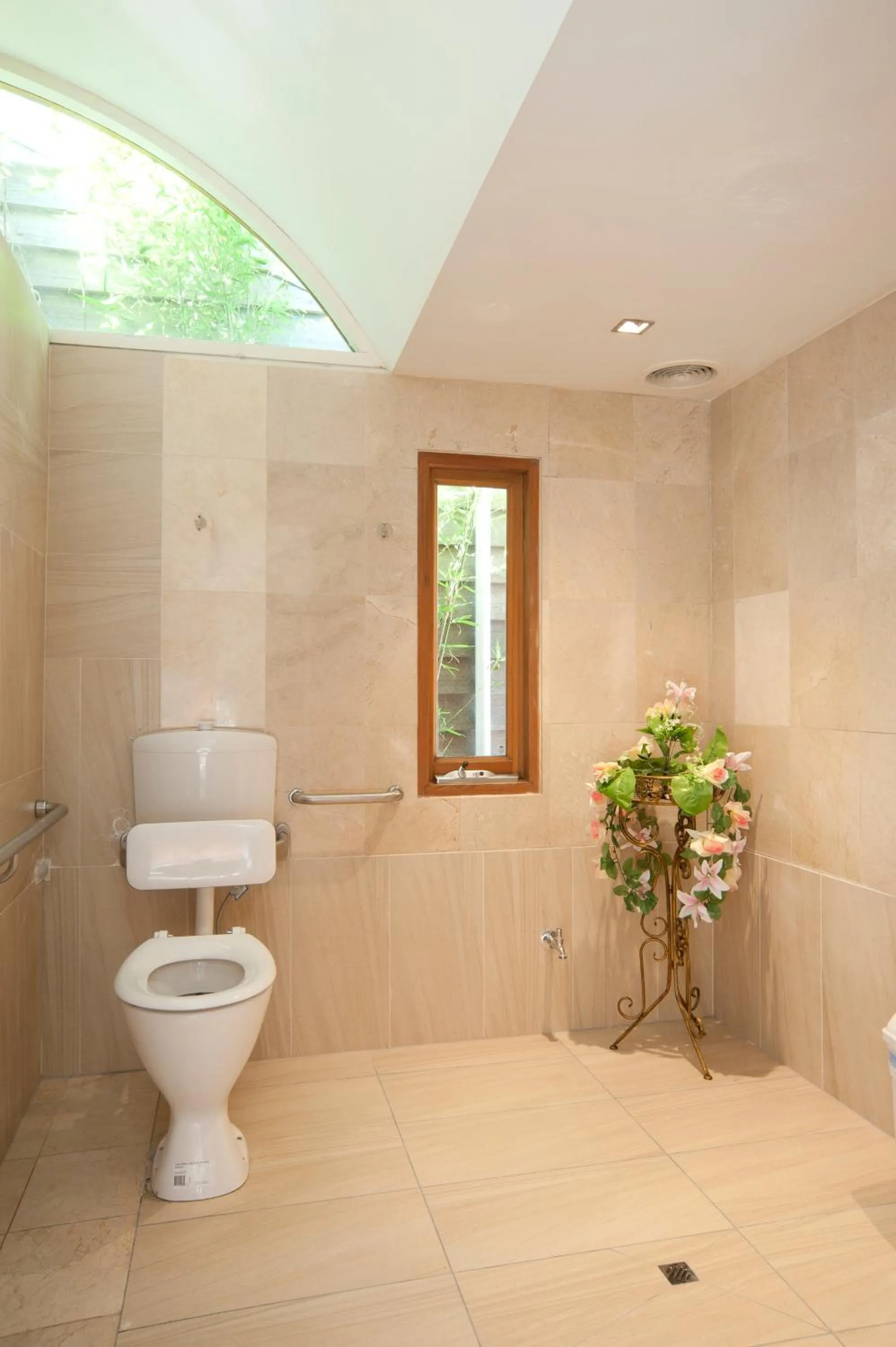 Toilet in Lowena Cafe and Accommodation