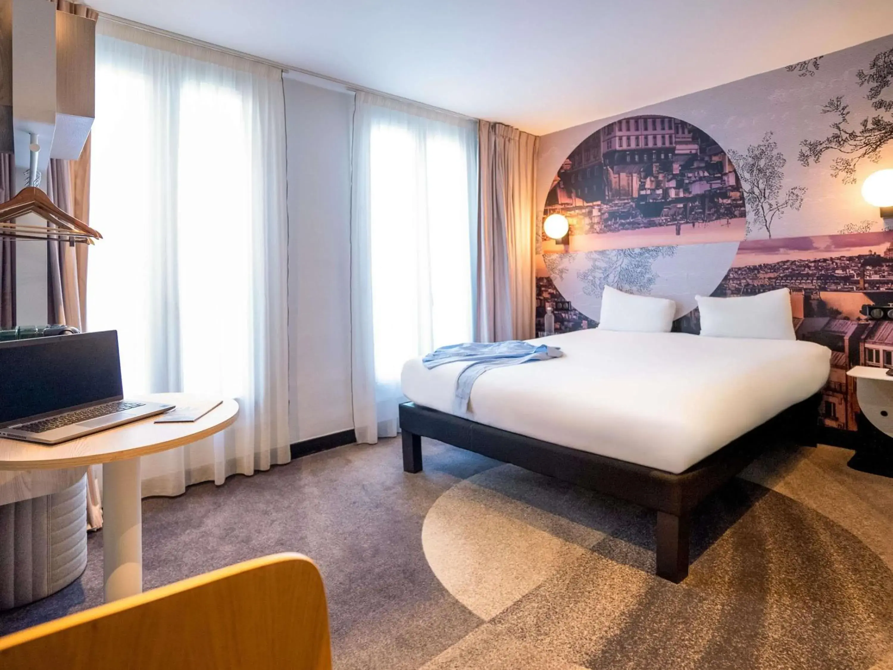 Property building, Bed in ibis styles Paris Montmartre Batignolles Property building, Bed in ibis styles Paris Montmartre Batignolles