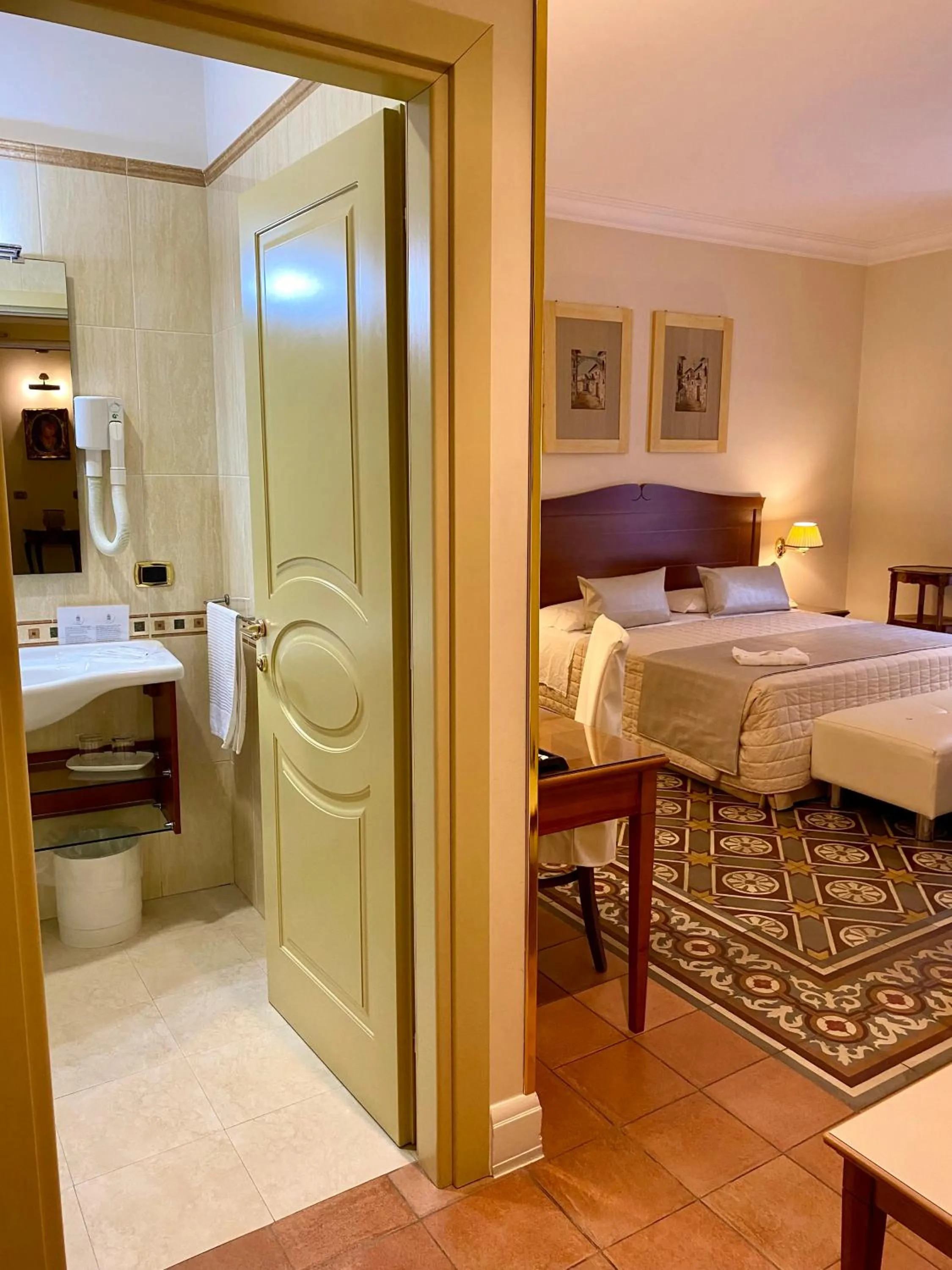 Bed in Hotel Akropolis - Museum Hotel