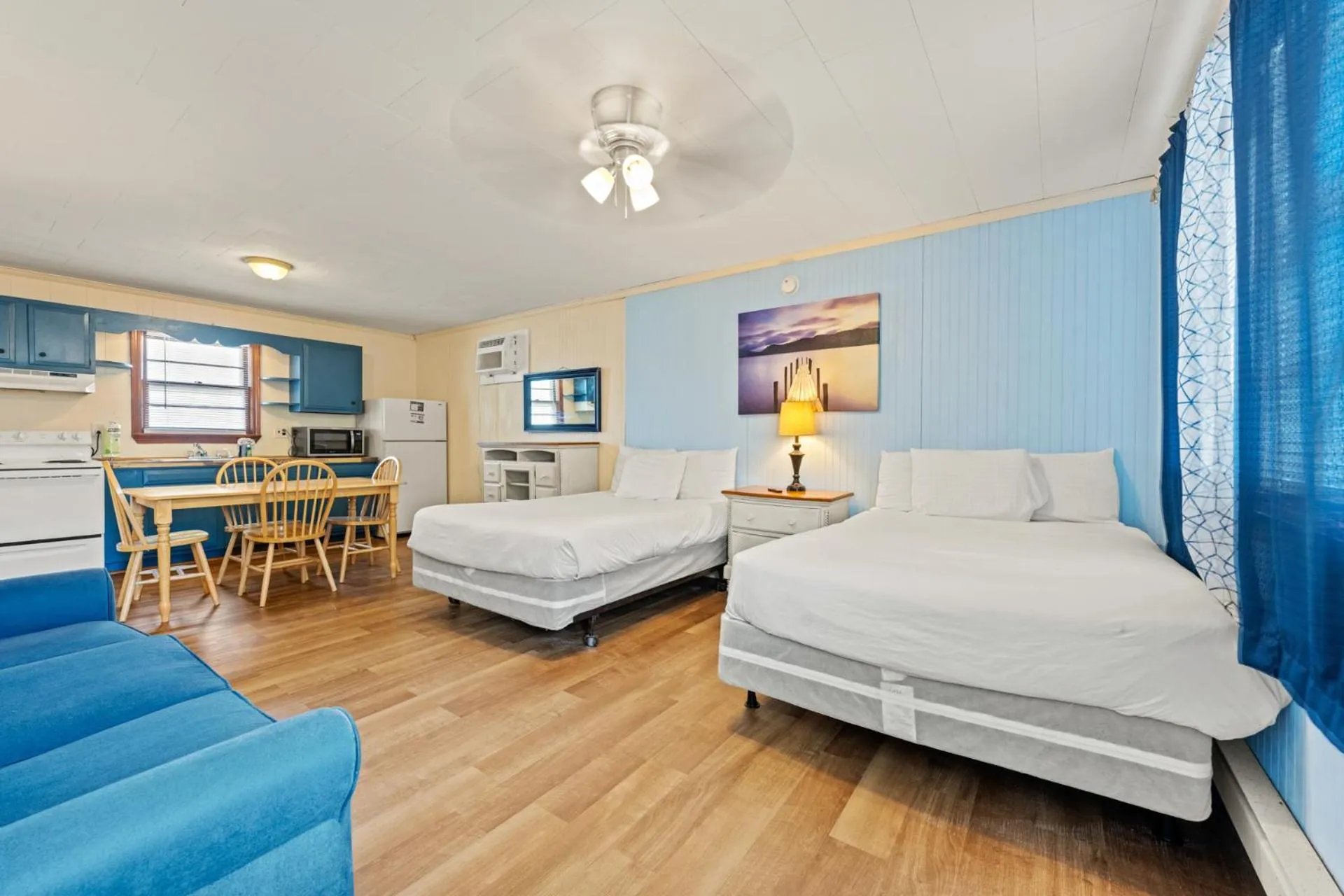 Dining area, Bed in Oceanside Court by KEES Vacations