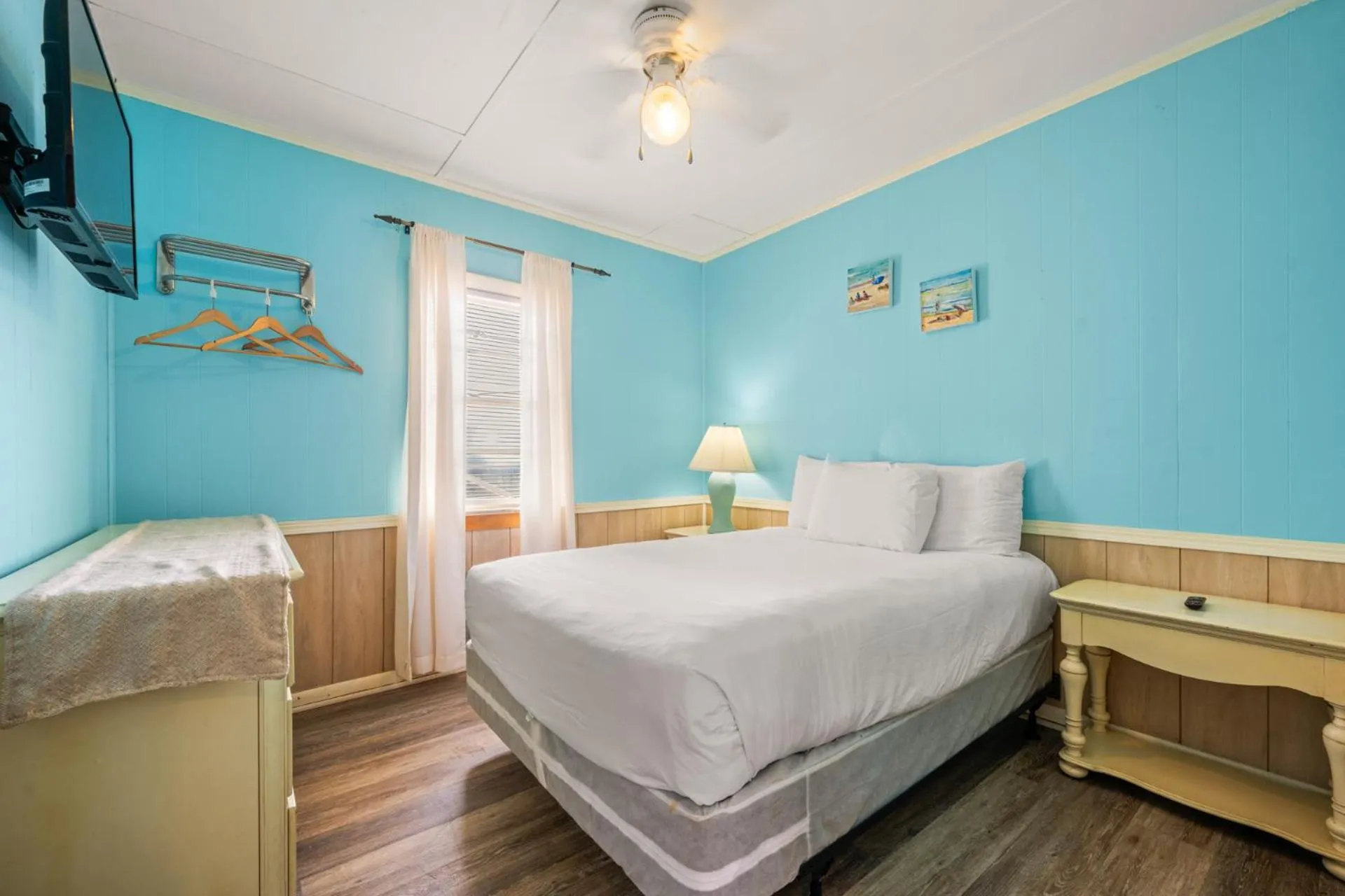 Bedroom, Bed in Oceanside Court by KEES Vacations