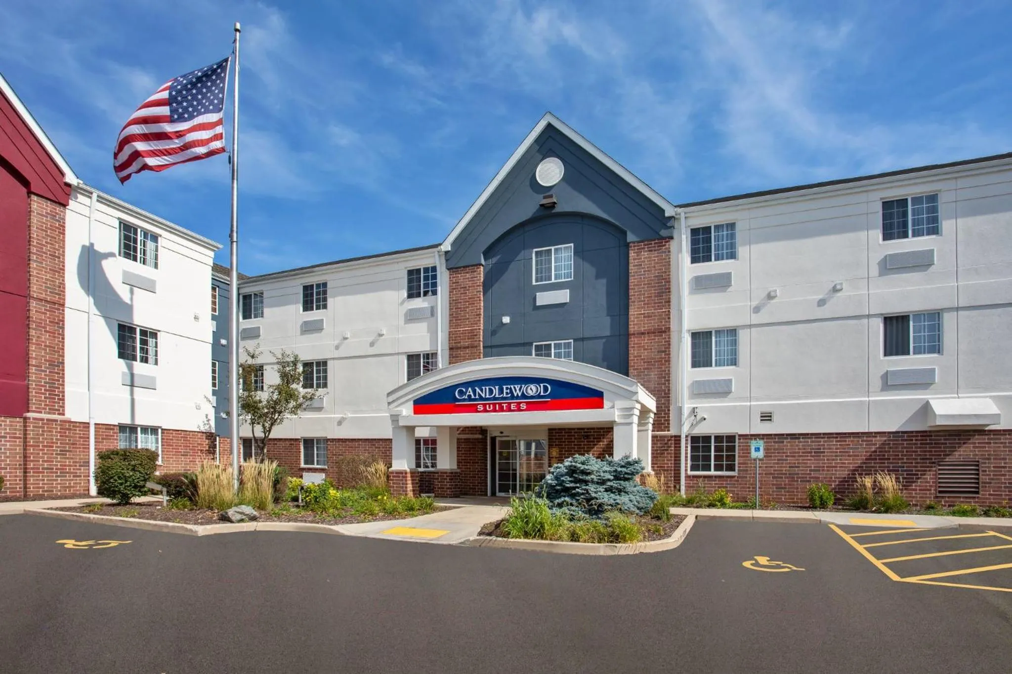 Property building in Candlewood Suites Kenosha - Pleasant Prairie by IHG