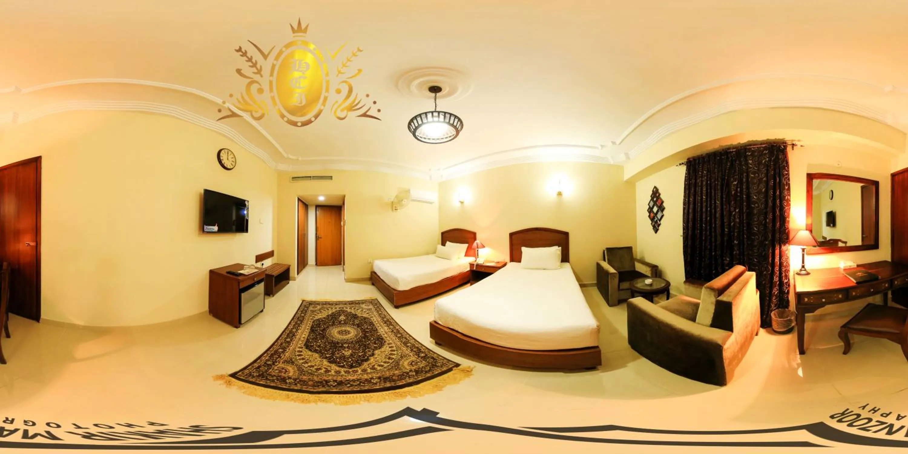 Toilet, Bed in Hotel Crown Inn