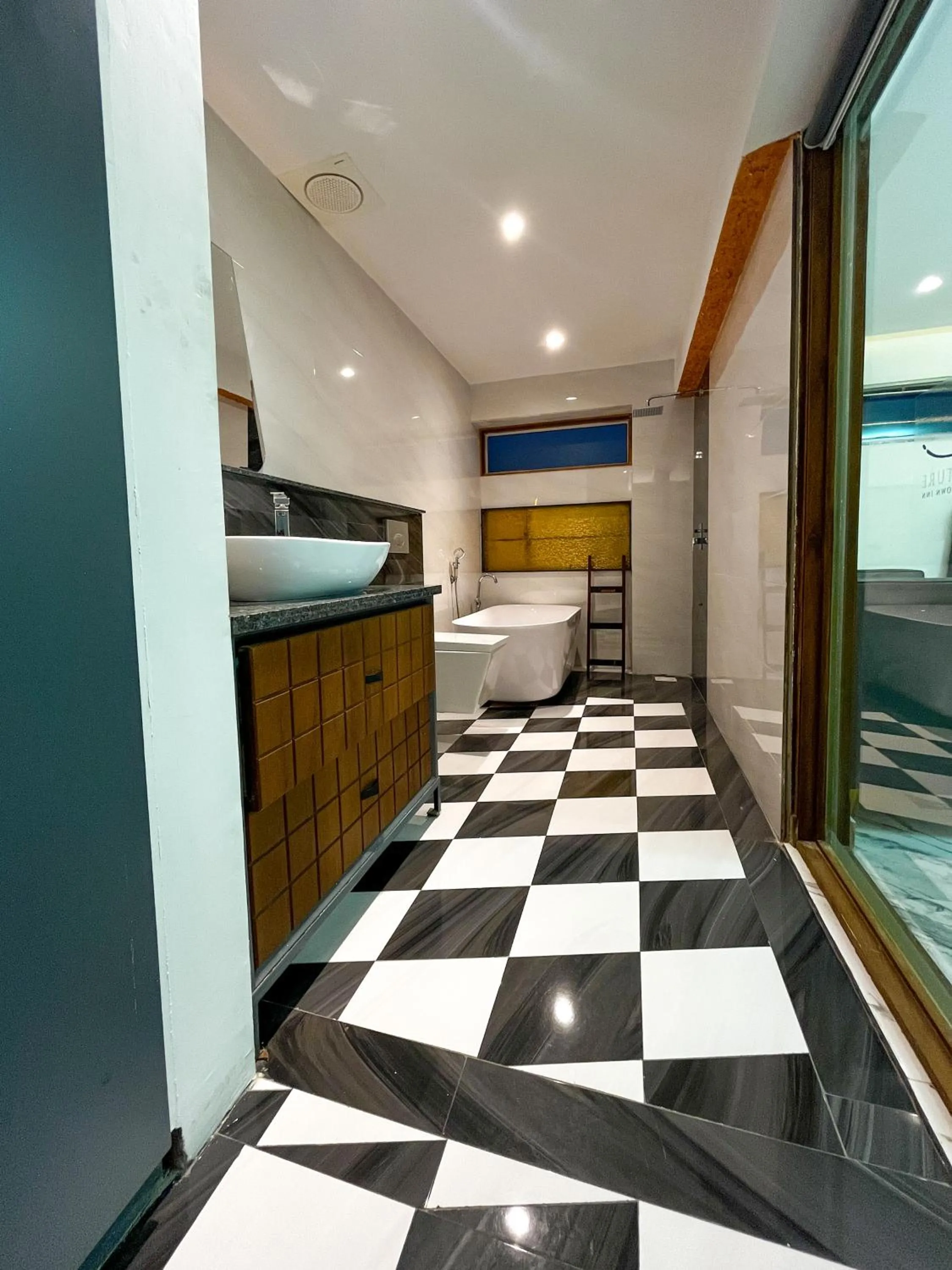 Bathroom, Bed in Hotel Crown Inn