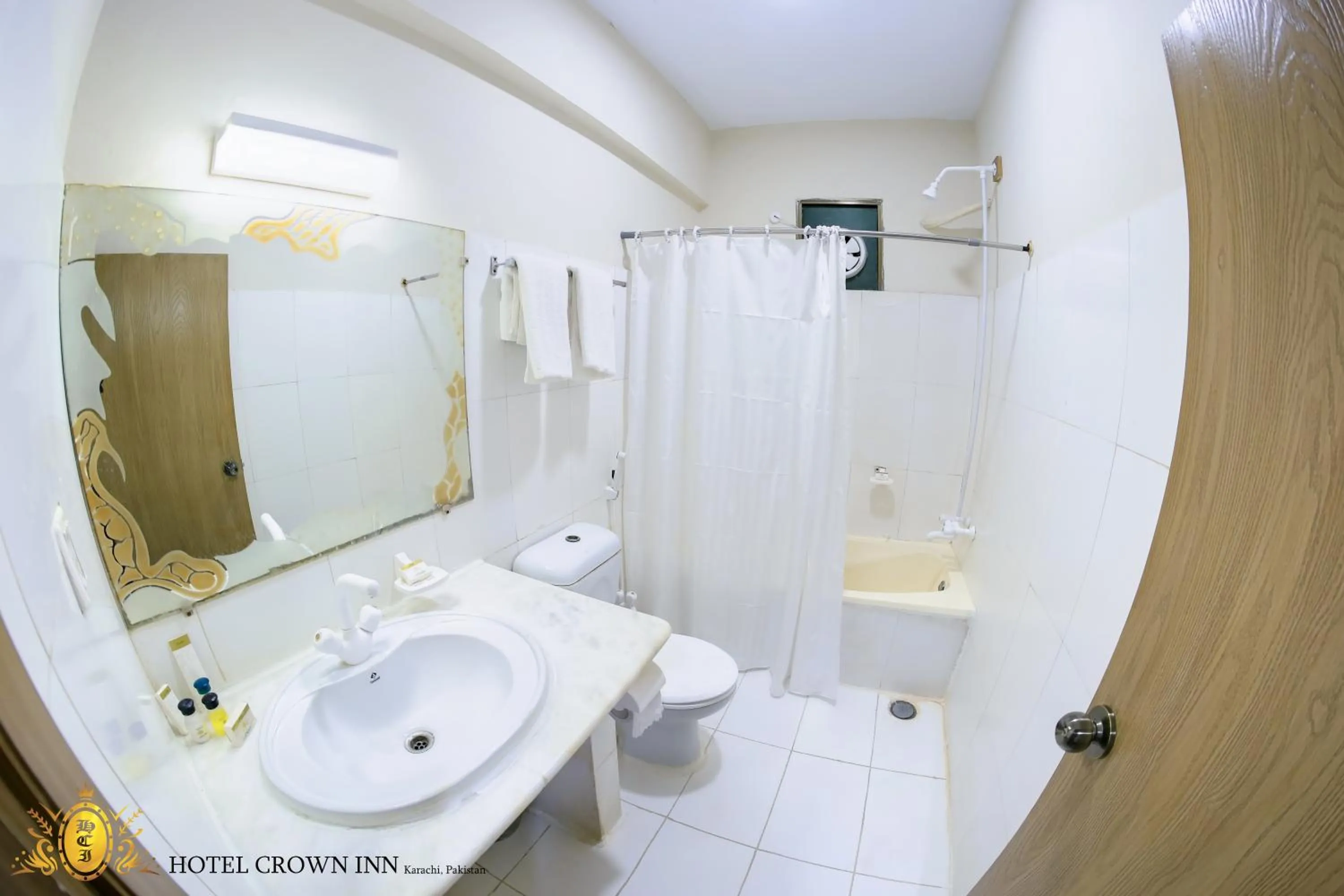 Shower in Hotel Crown Inn