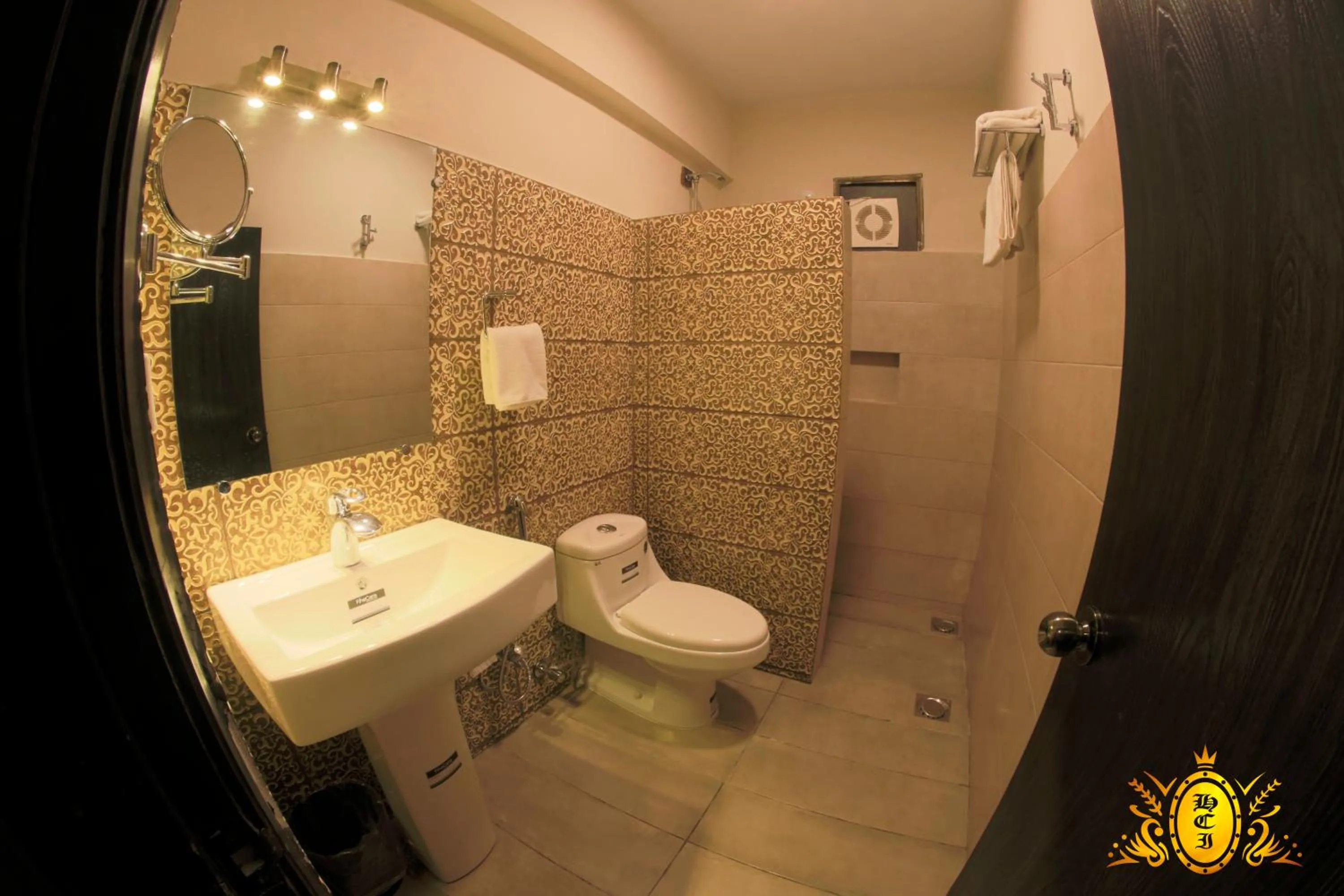 Shower in Hotel Crown Inn