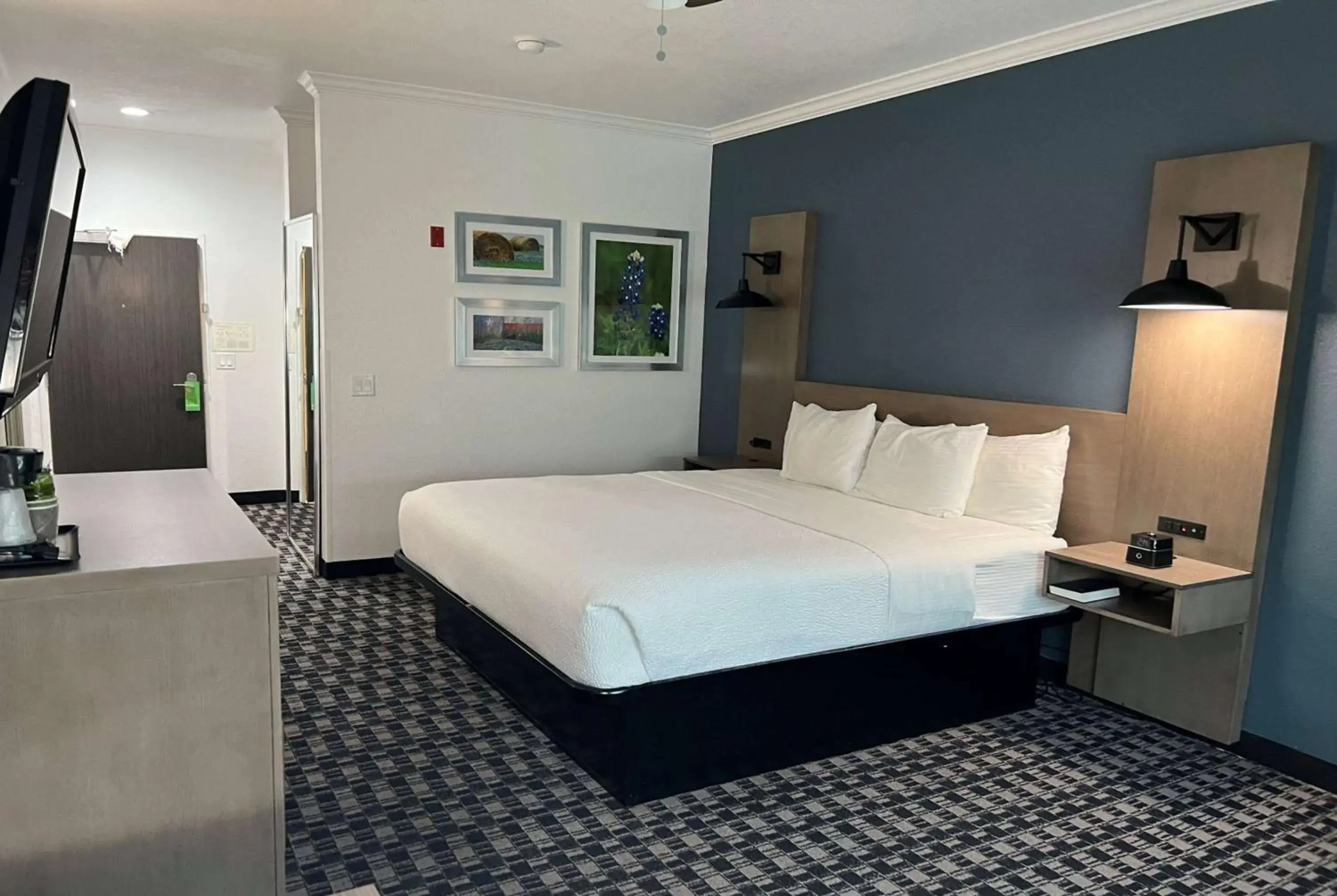 King Room with Mobility/Hearing Impaired Access - Non-Smoking in La Quinta by Wyndham Dalhart King Room with Mobility/Hearing Impaired Access - Non-Smoking in La Quinta by Wyndham Dalhart