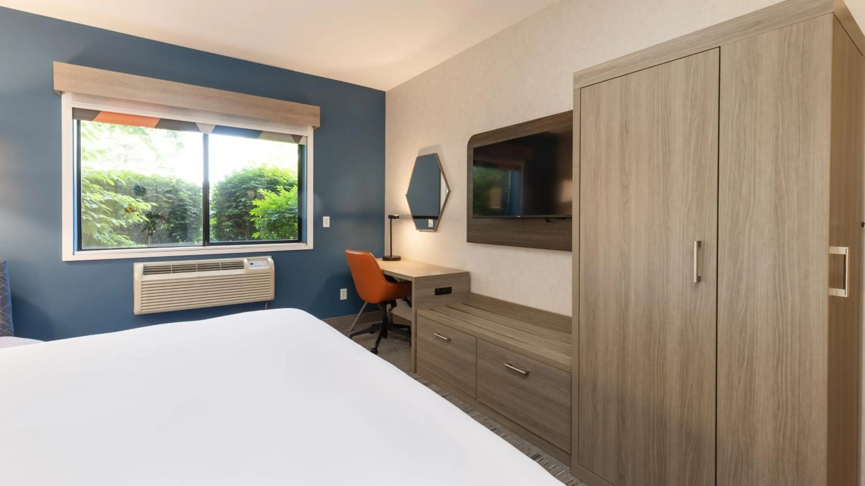 Photo of the whole room, Bed in Holiday Inn Express Hotel & Suites Pleasant Prairie-Kenosha by IHG