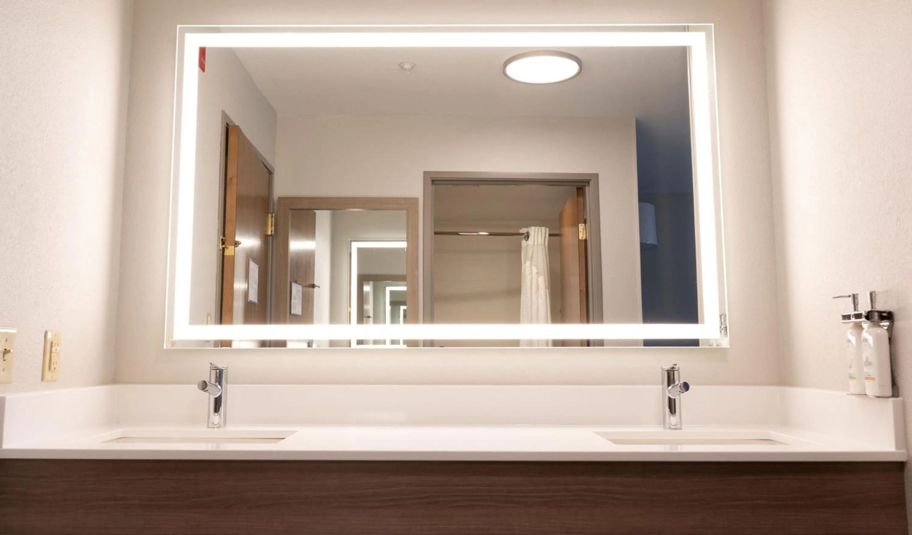 Photo of the whole room in Holiday Inn Express Fallon by IHG