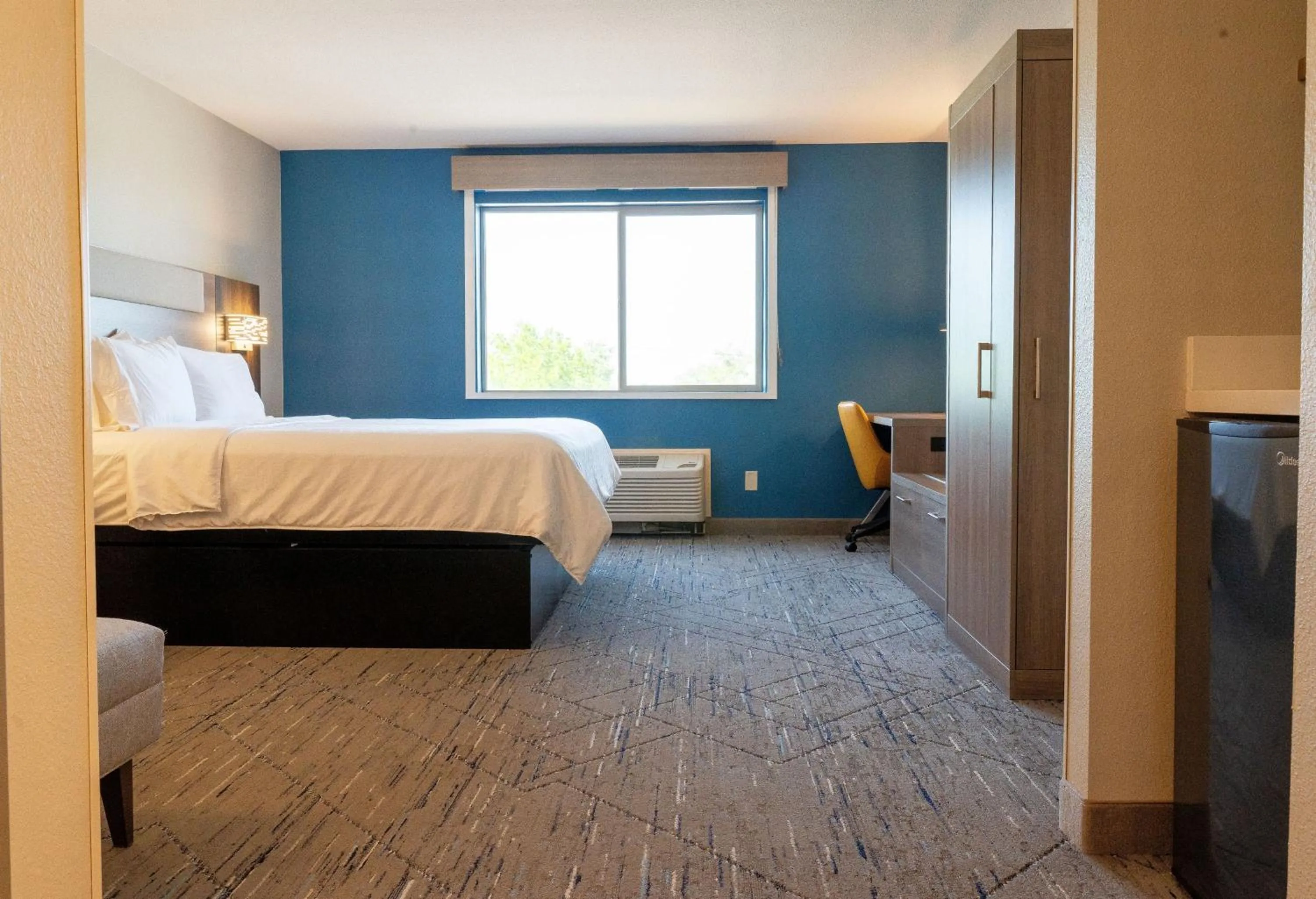 Photo of the whole room, Bed in Holiday Inn Express Fallon by IHG