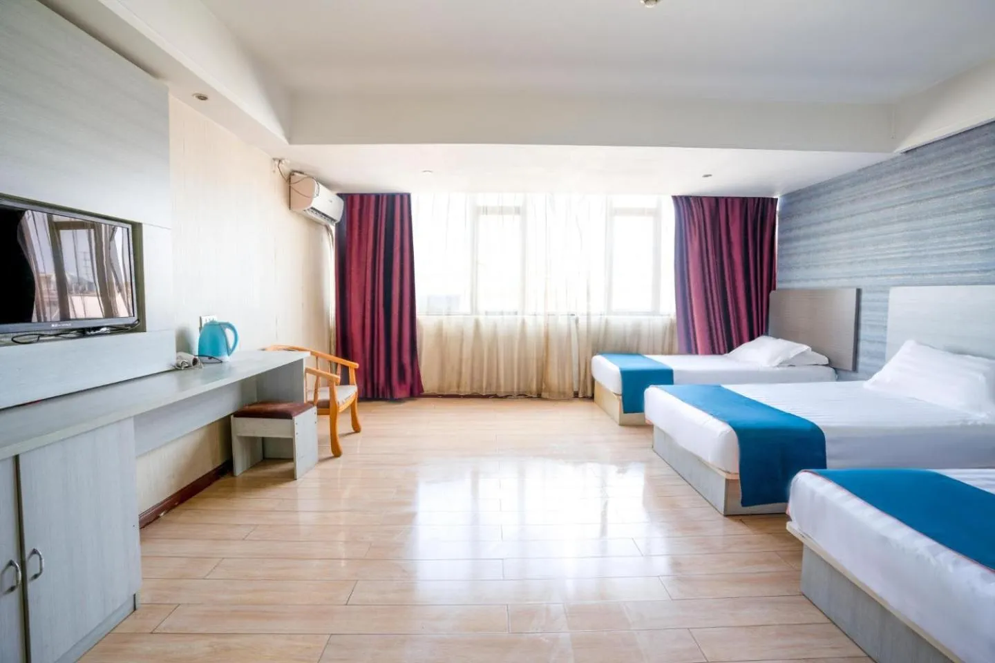 Deluxe Triple Room in Juli Boutique Hotel