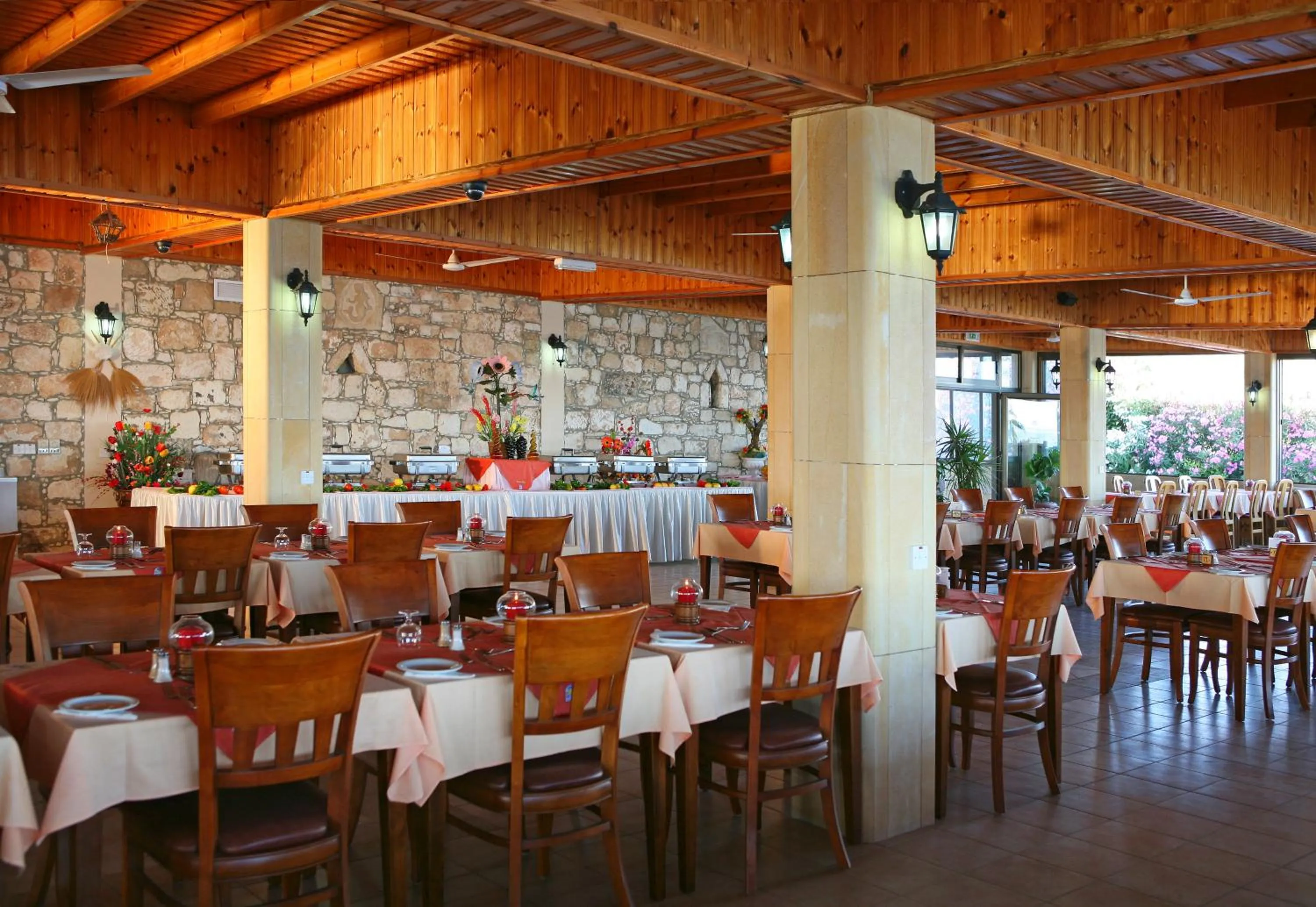Restaurant/places to eat in Corallia Beach Hotel Apartments