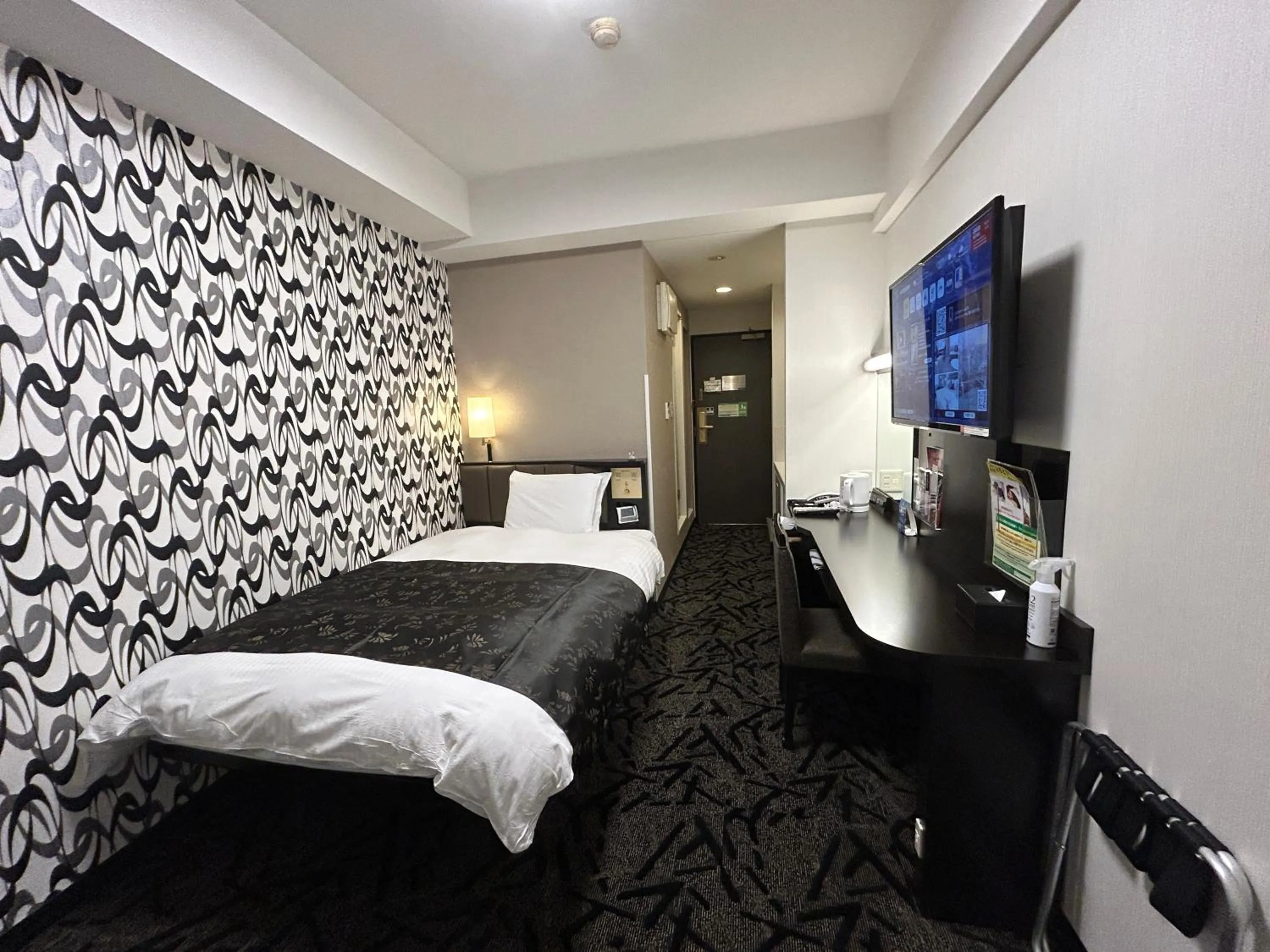 Photo of the whole room, Bed in APA Hotel Machidaeki-Higashi