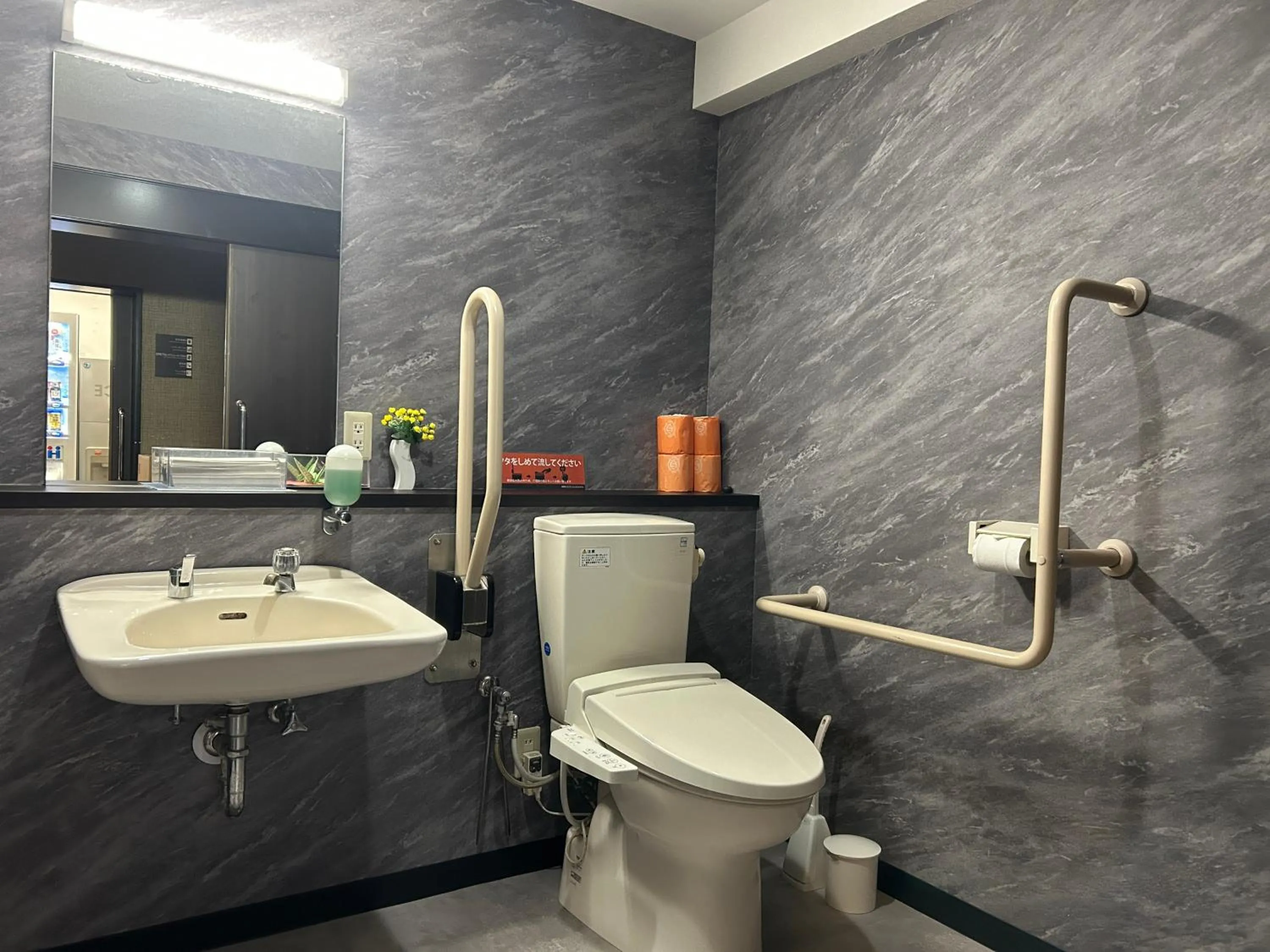 Toilet in APA Hotel Machidaeki-Higashi