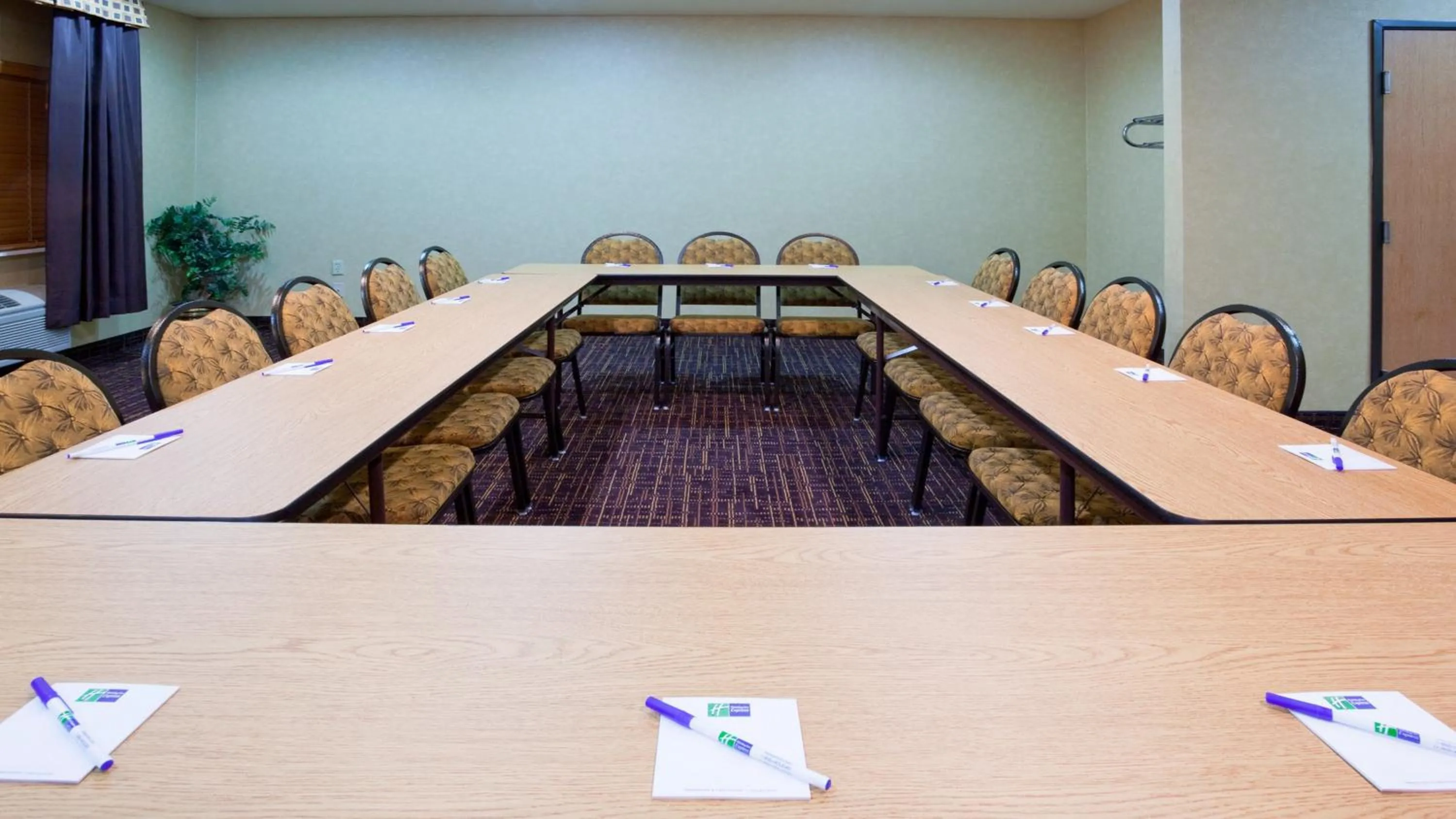 Meeting/conference room in Holiday Inn Express Deforest by IHG