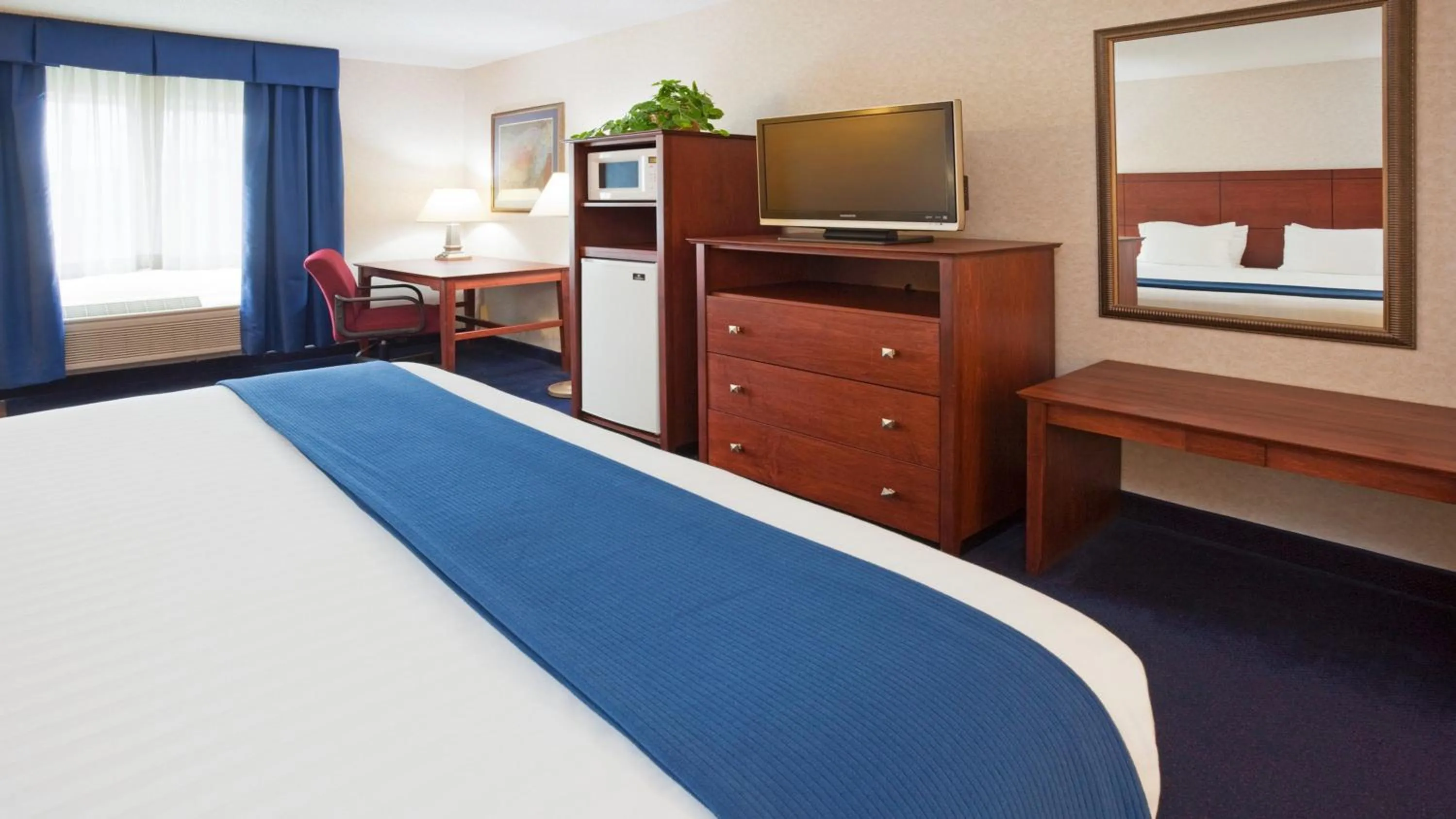 Photo of the whole room, Bed in Holiday Inn Express Deforest by IHG