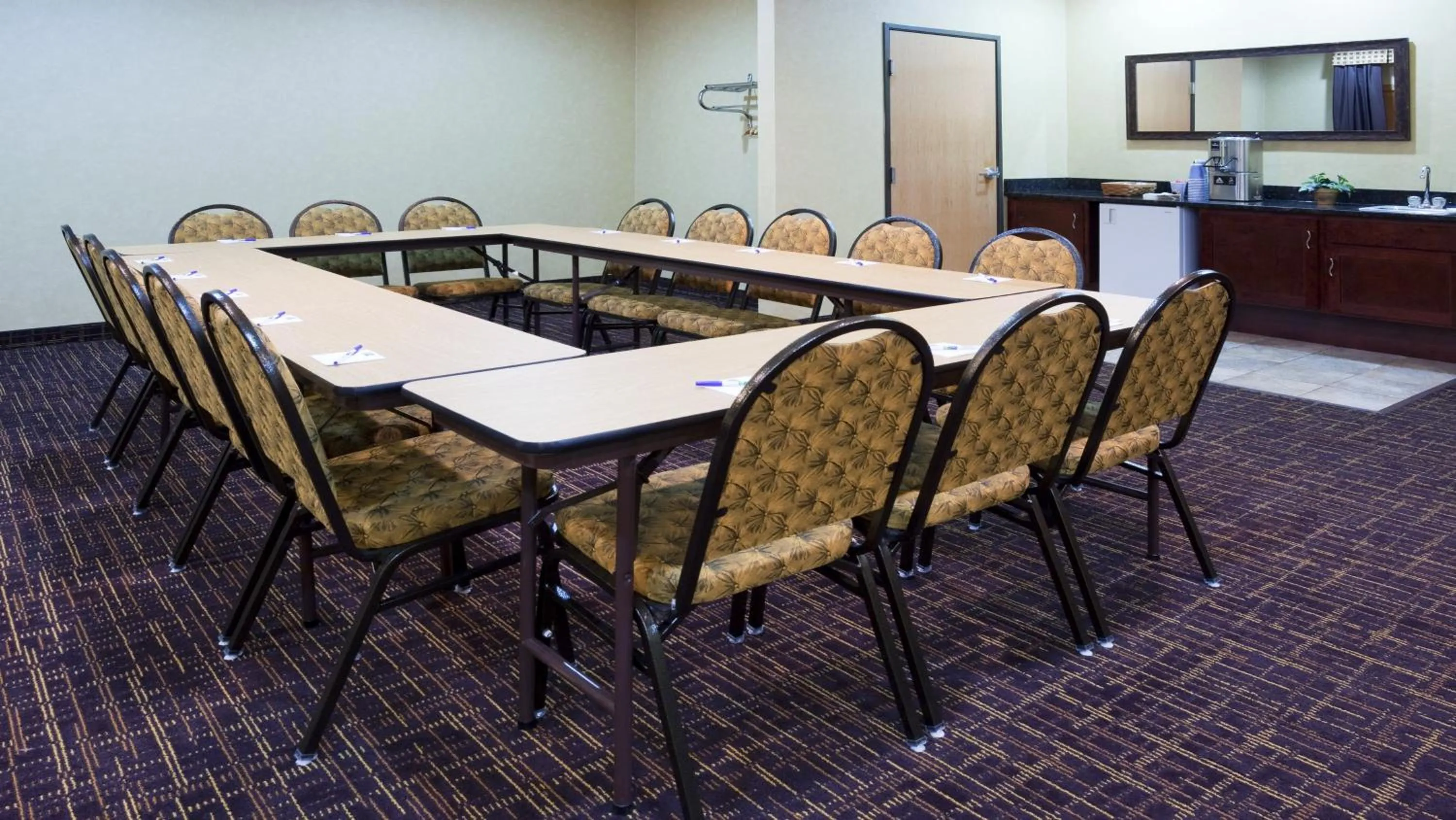Meeting/conference room in Holiday Inn Express Deforest by IHG
