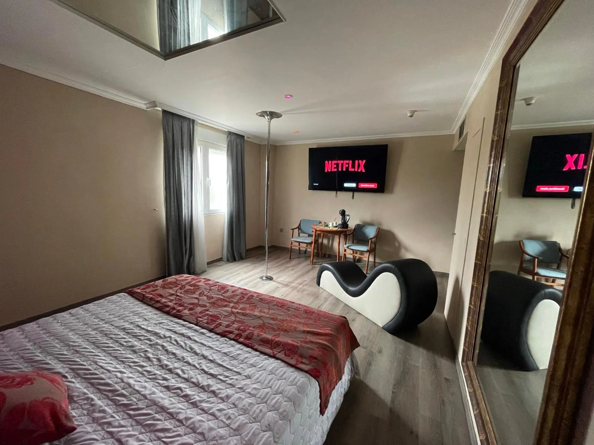 Property building, Bed in La Siesta