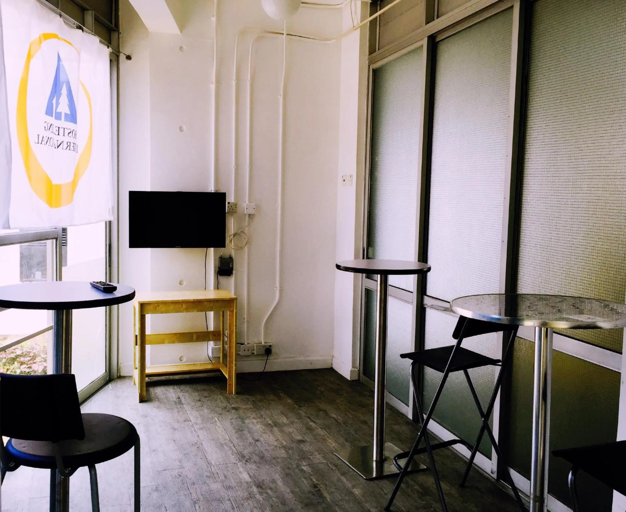 Communal lounge/ TV room in YHA Jockey Club Mt. Davis Youth Hostel