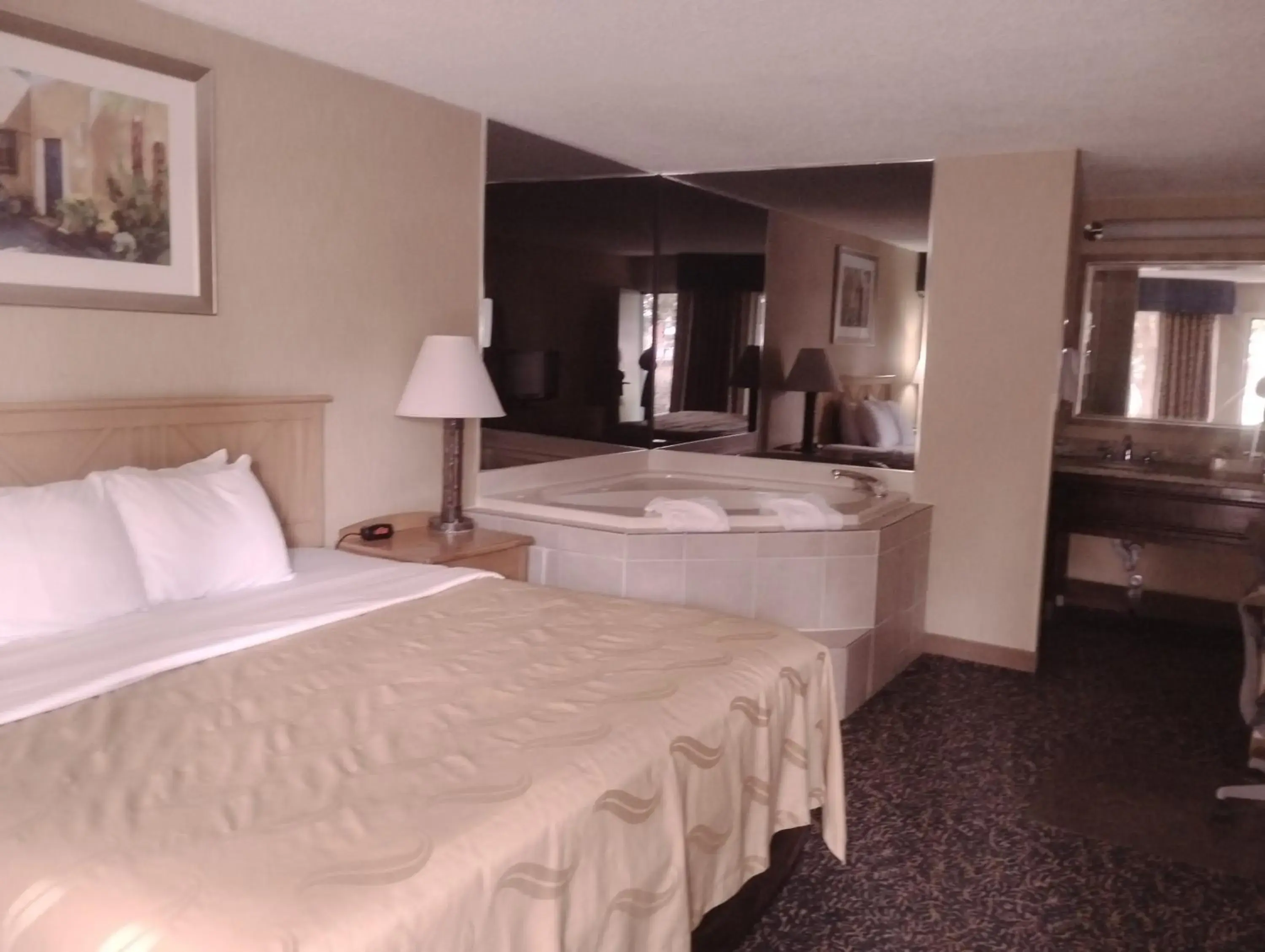 Hot Tub, Bed in Quality Inn Deming Hot Tub, Bed in Quality Inn Deming