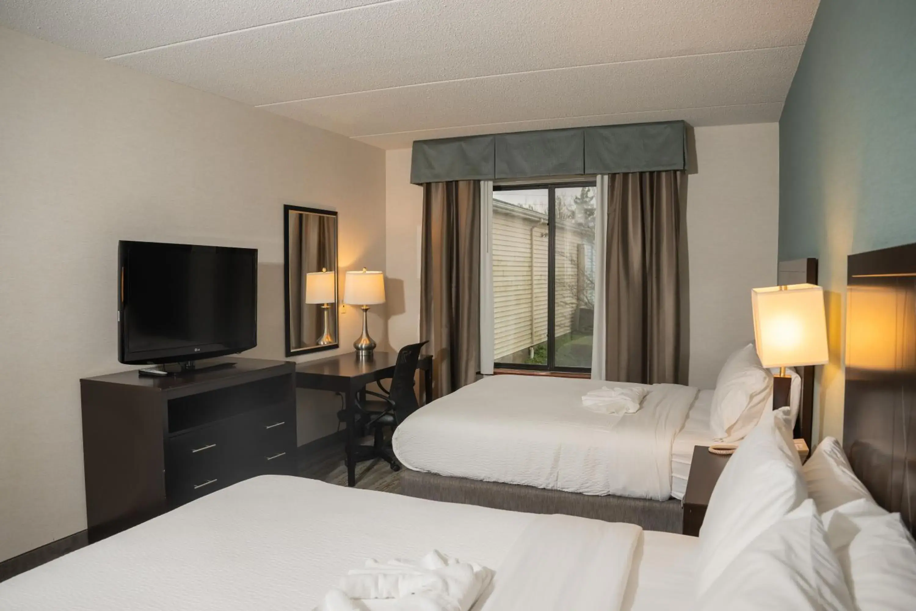 Toilet, Bed in Wyndham Garden Erie Toilet, Bed in Wyndham Garden Erie