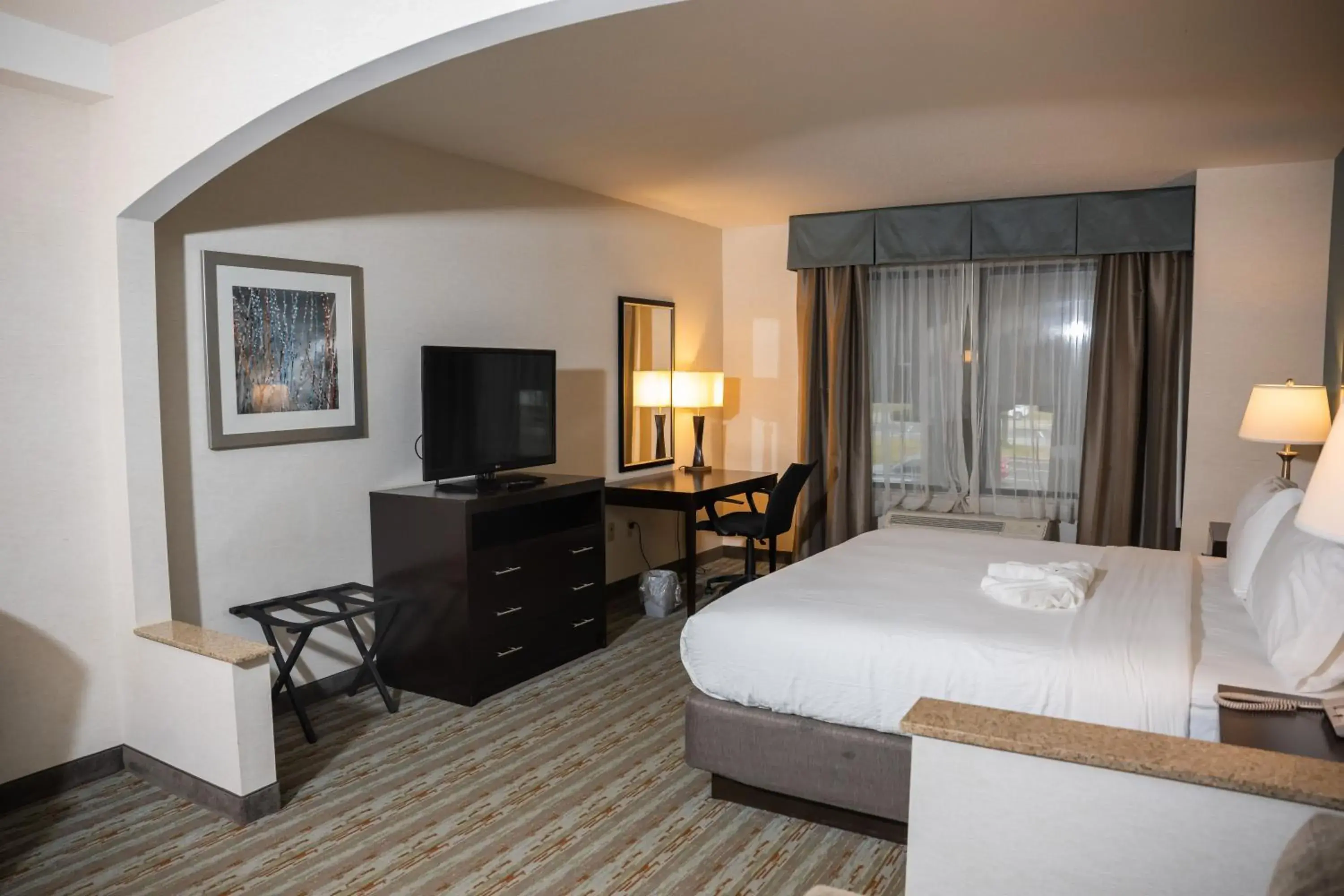 TV and multimedia, Bed in Wyndham Garden Erie TV and multimedia, Bed in Wyndham Garden Erie