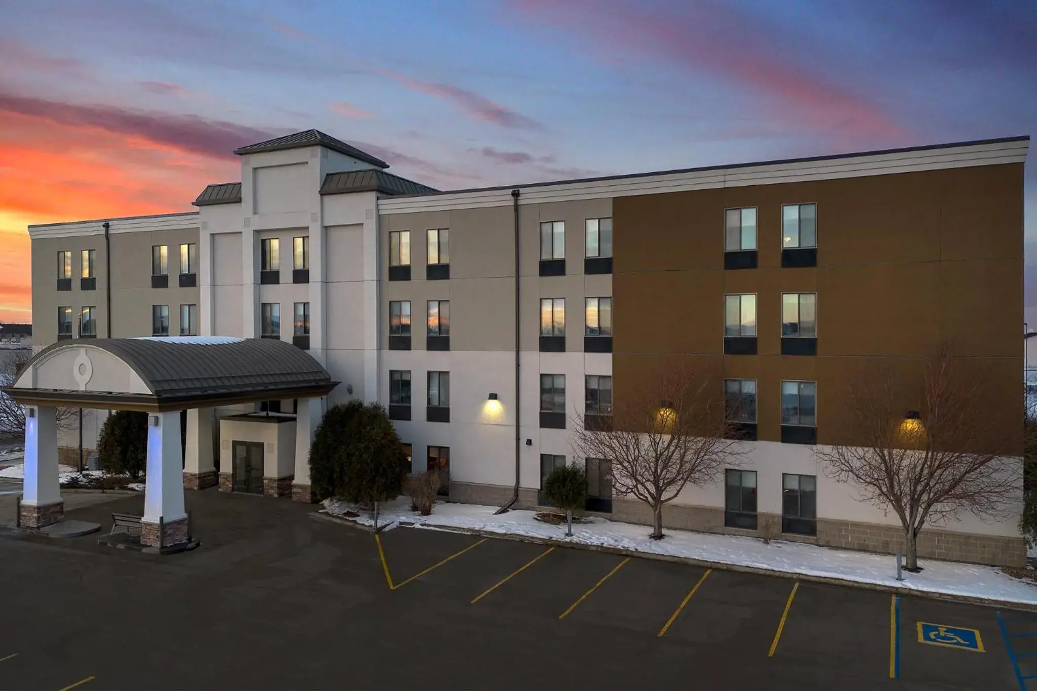 Property building in Holiday Inn Express Fargo - West Acres by IHG Property building in Holiday Inn Express Fargo - West Acres by IHG