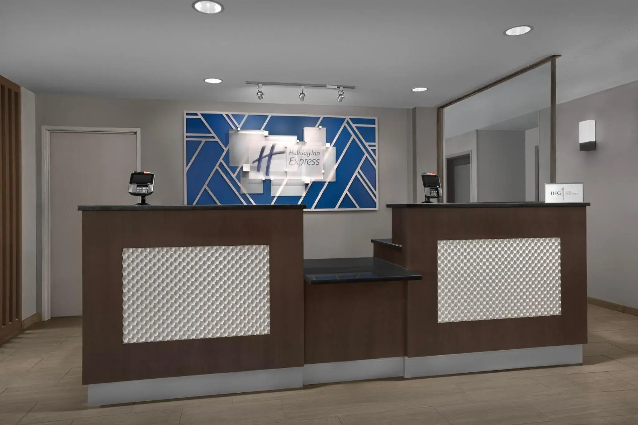 Property building in Holiday Inn Express Fargo - West Acres by IHG Property building in Holiday Inn Express Fargo - West Acres by IHG