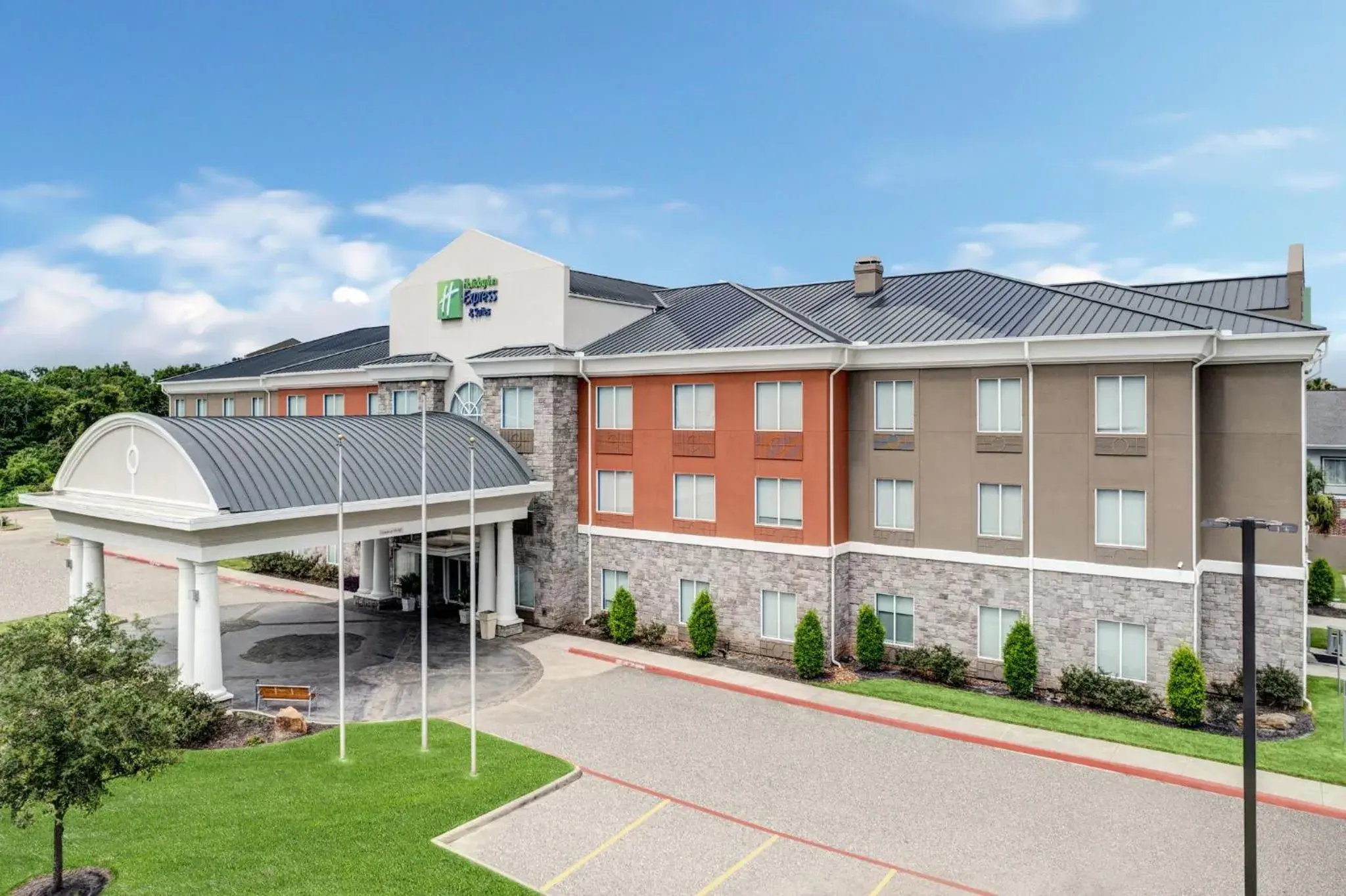 Property building in Holiday Inn Express Hotel & Suites Clute-Lake Jackson by IHG Property building in Holiday Inn Express Hotel & Suites Clute-Lake Jackson by IHG