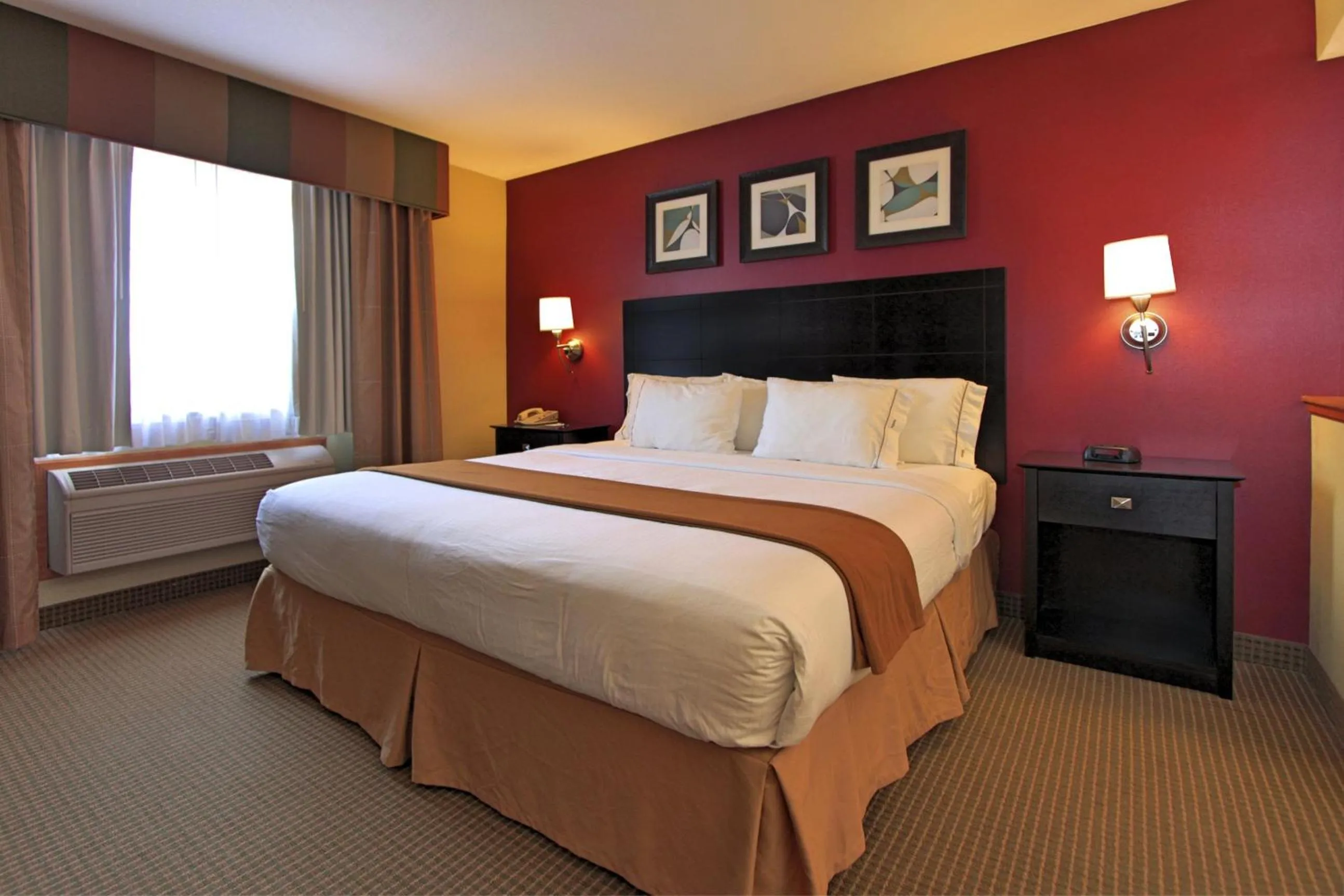 Photo of the whole room, Bed in Holiday Inn Express Hotel & Suites Defiance by IHG