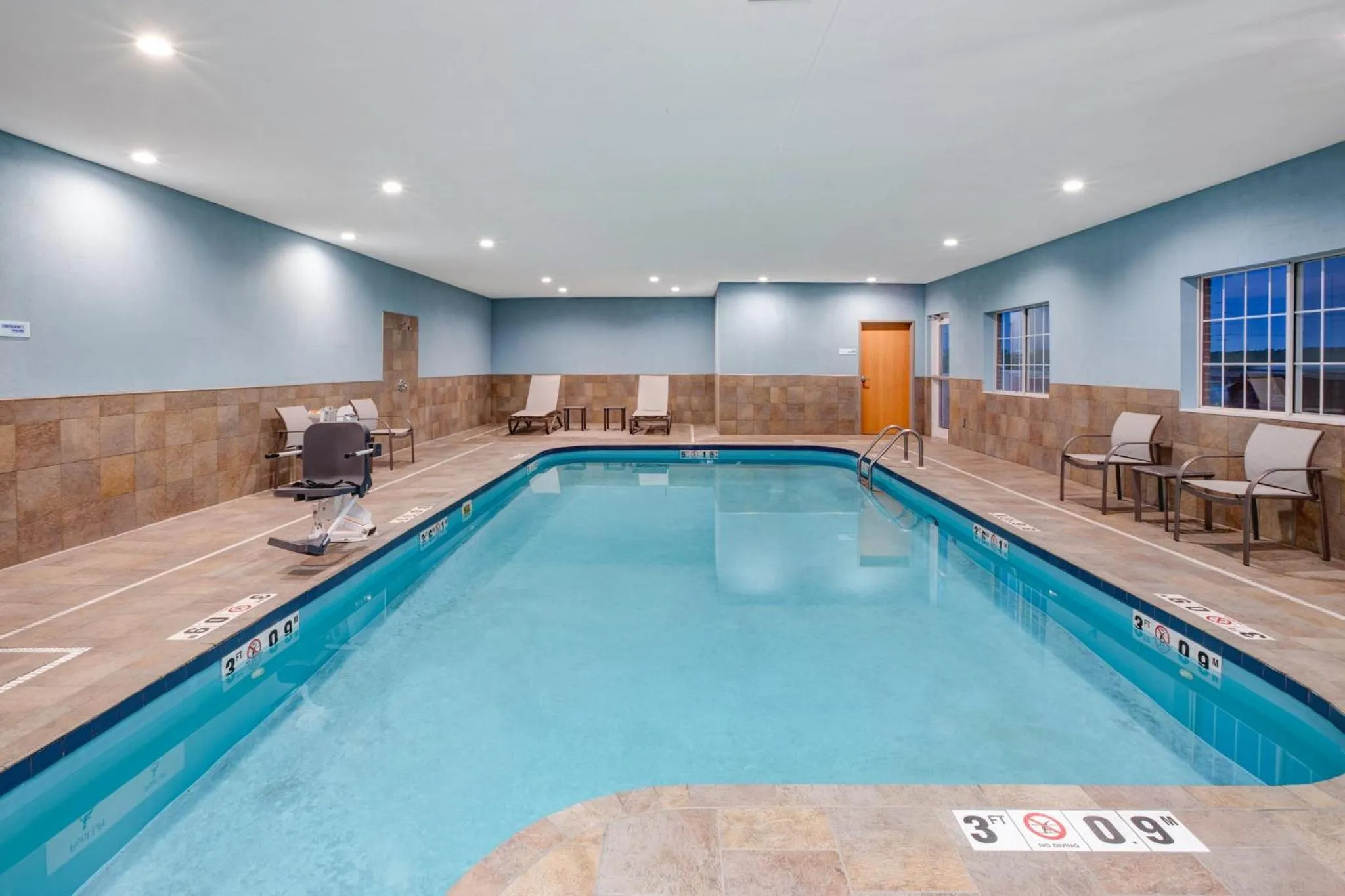 Swimming pool in Holiday Inn Express Hotel & Suites Defiance by IHG