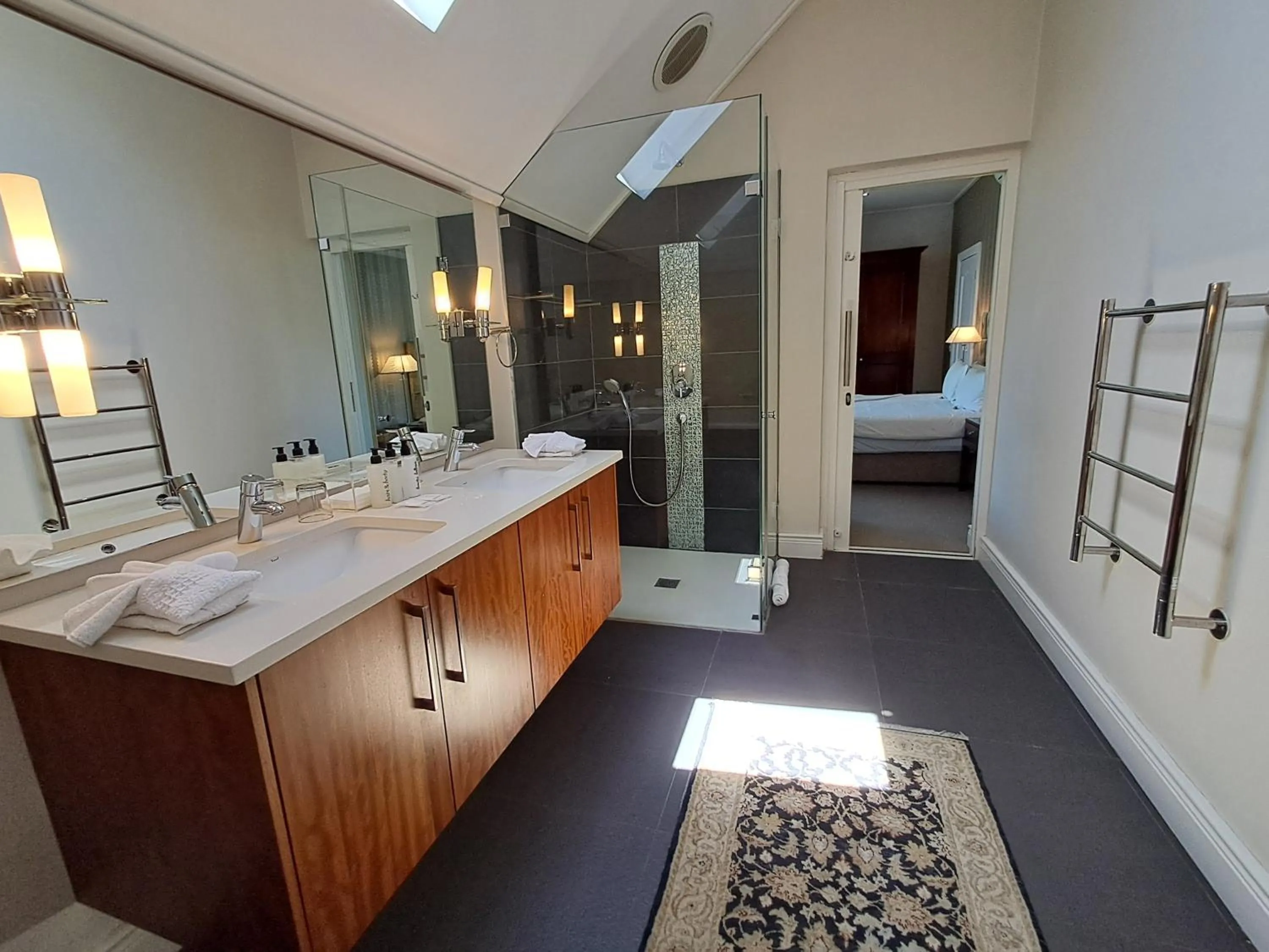 Shower, Bed in Wild Mushroom Country House