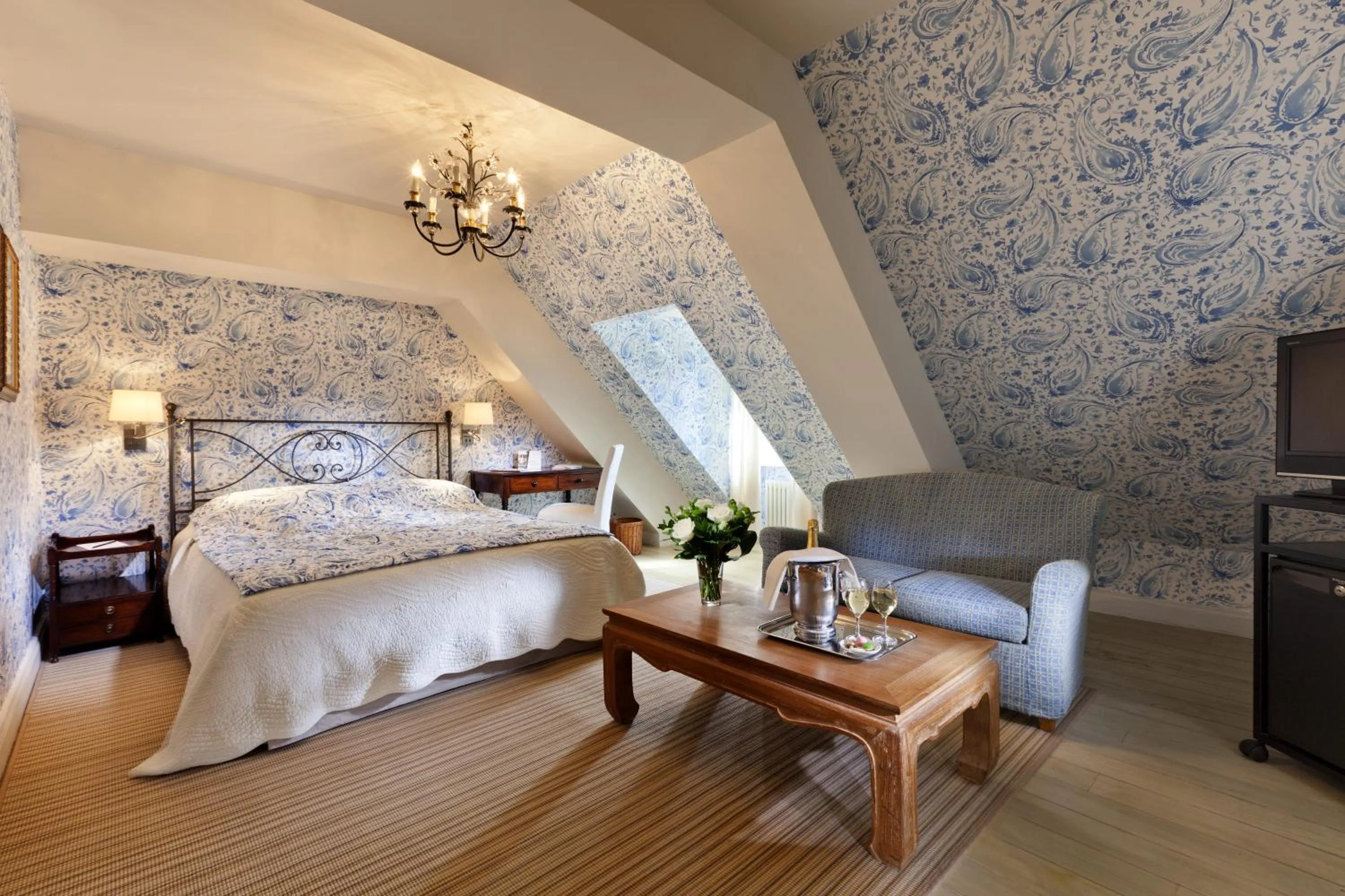 Photo of the whole room, Bed in Chateau De Germigney