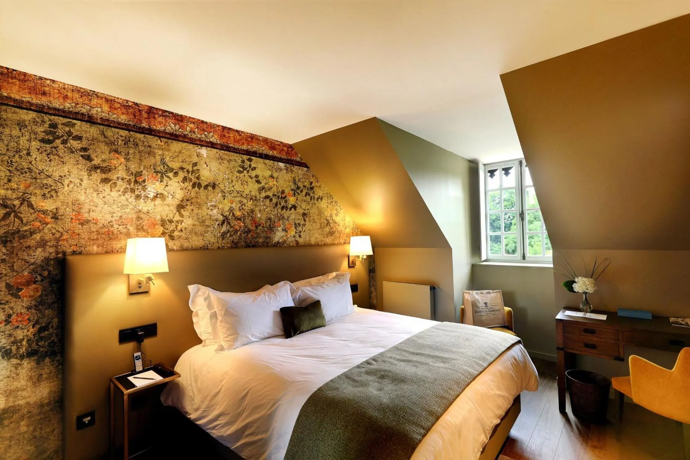 Photo of the whole room, Bed in Chateau De Germigney