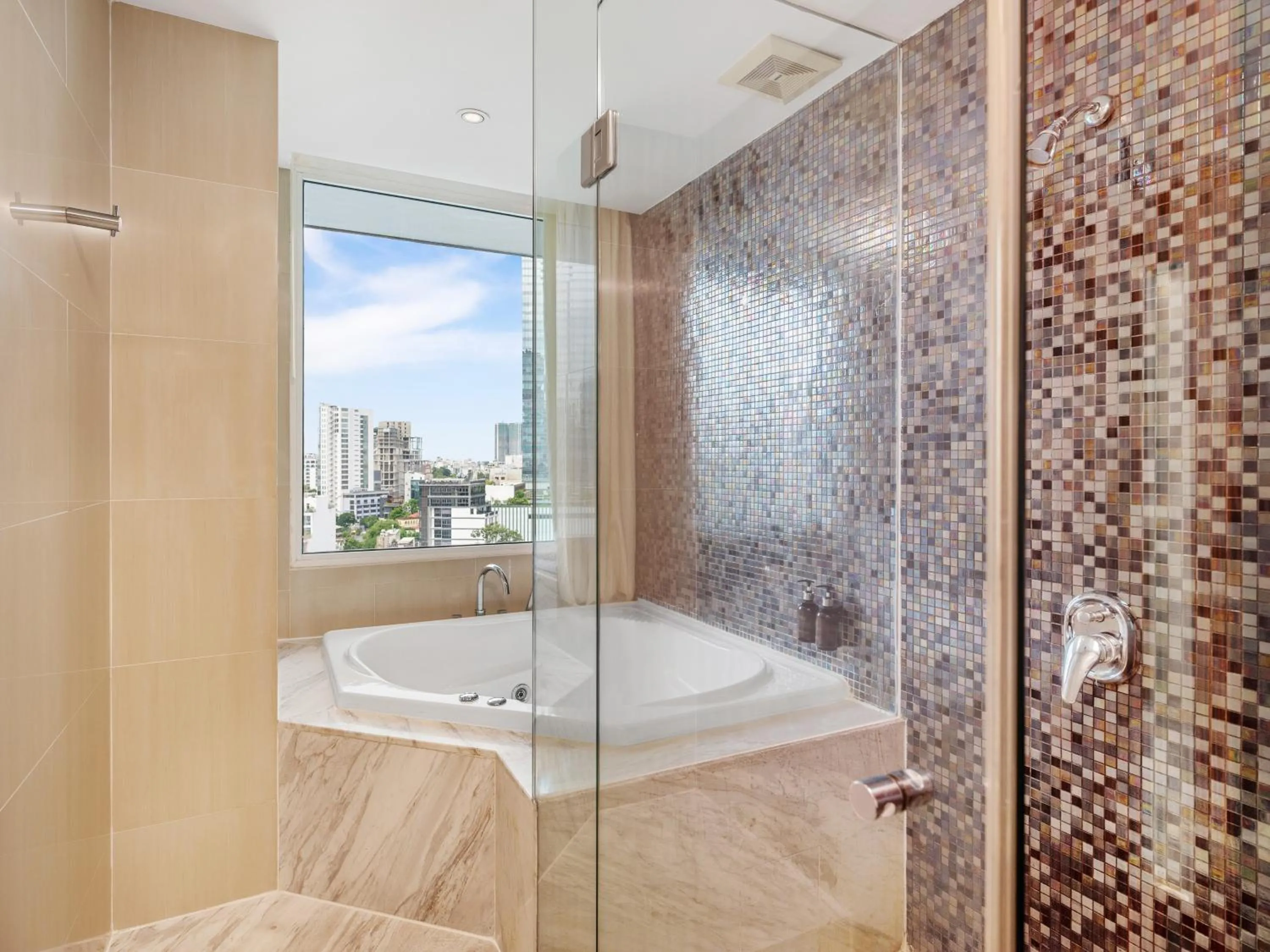 Shower in Palace Hotel Saigon