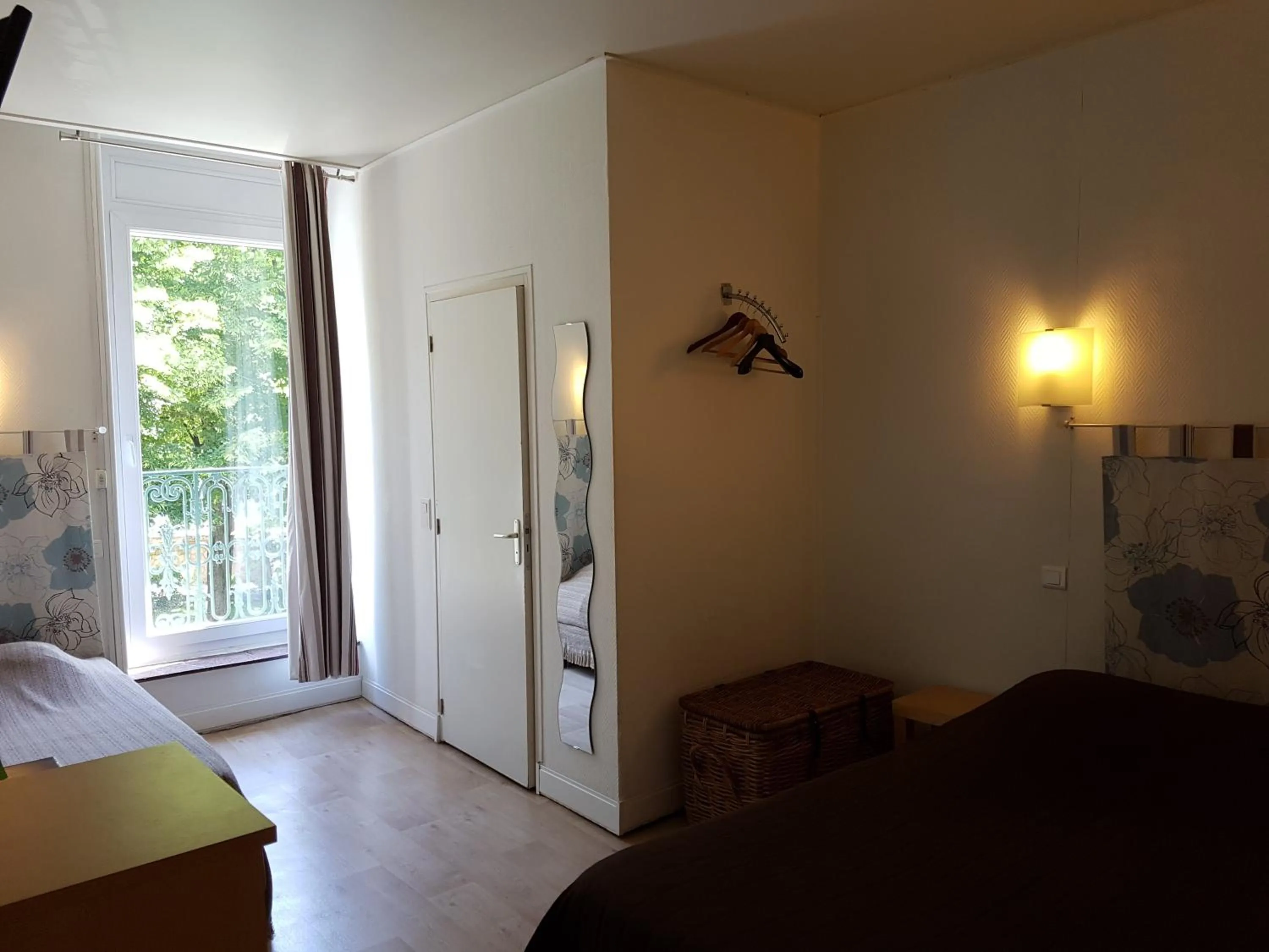 Bed in Hôtel Des Poètes avec parking sur réservation