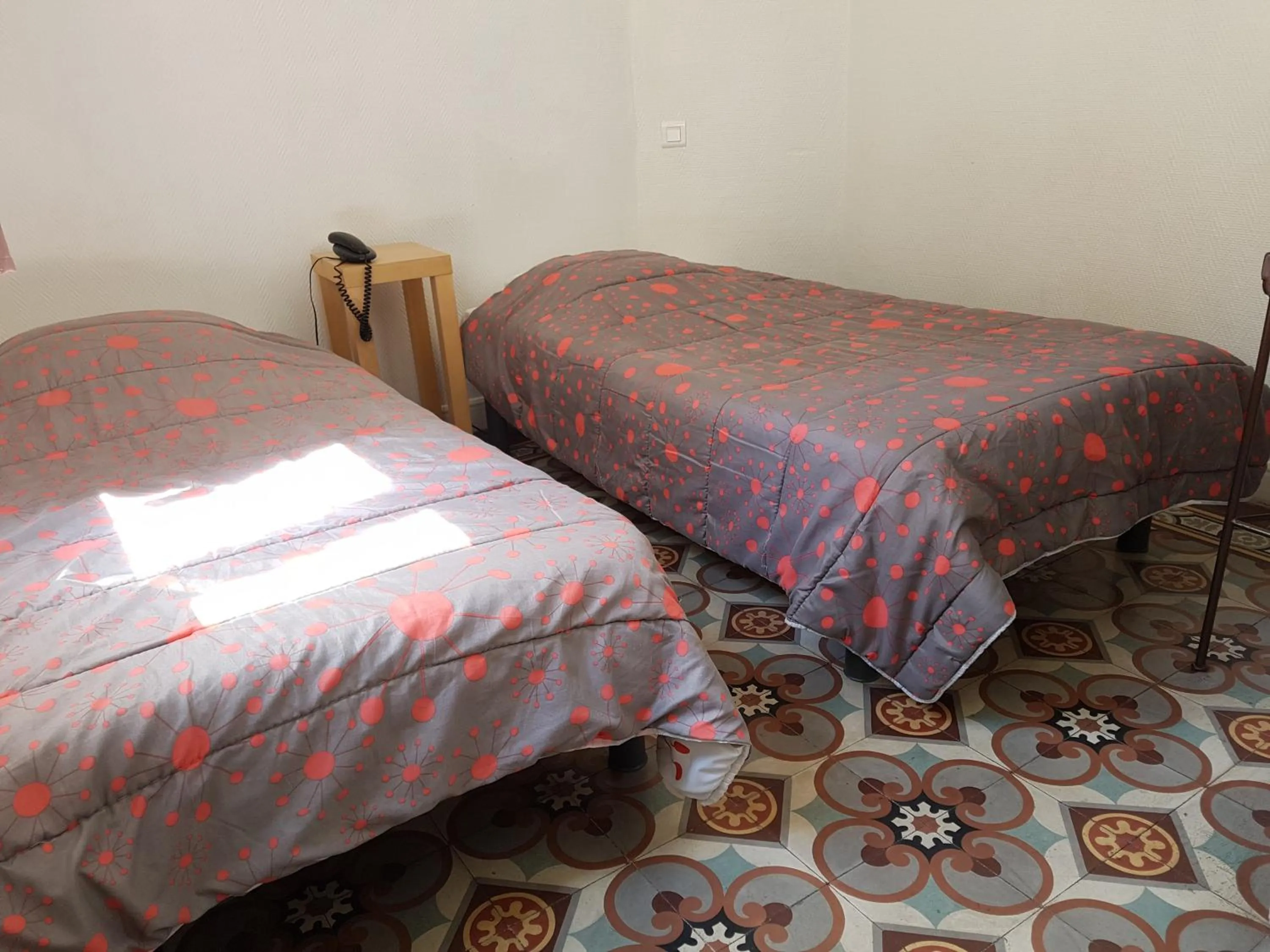 Bed in Hôtel Des Poètes avec parking sur réservation