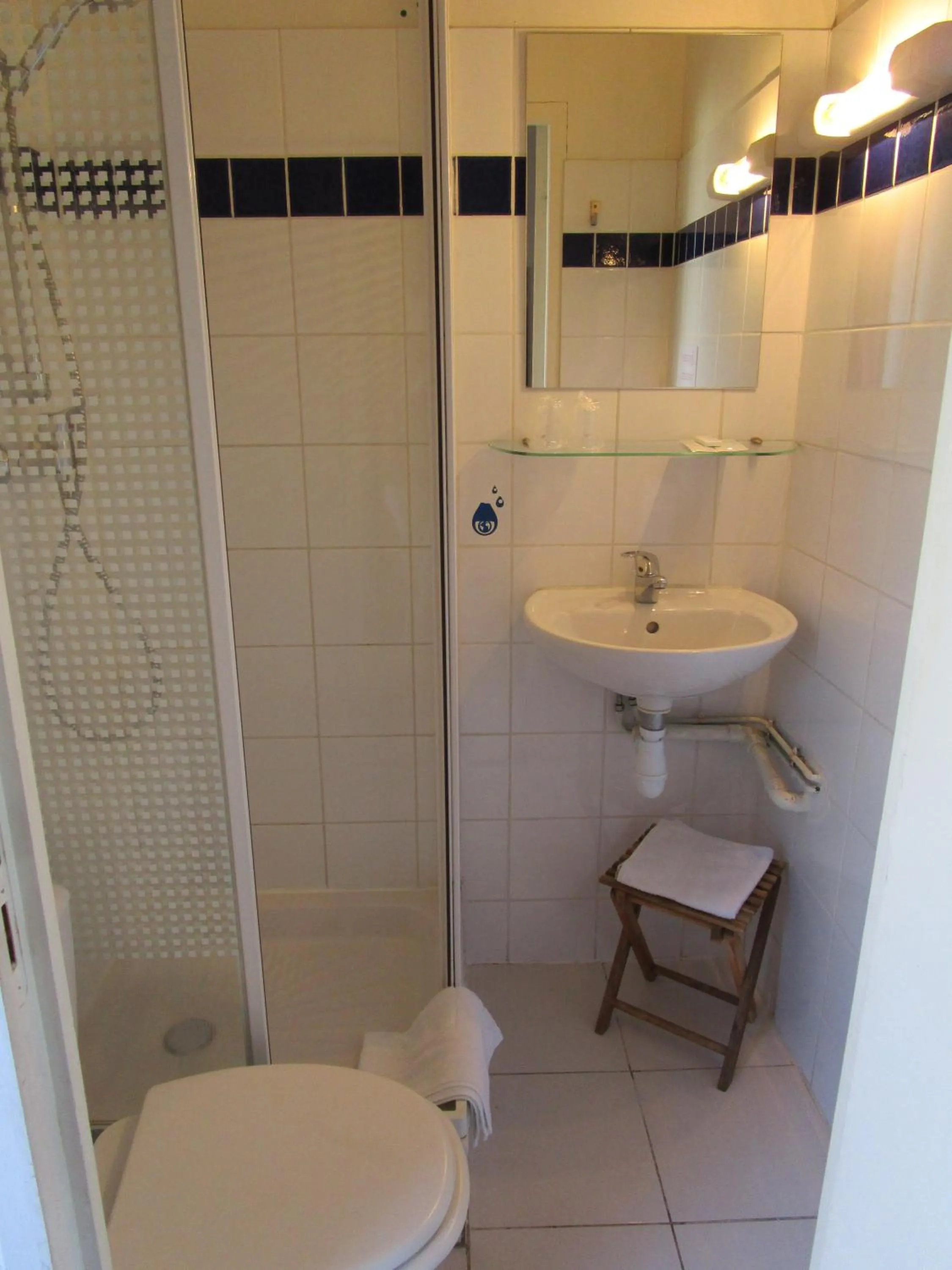 Bathroom in Hôtel Des Poètes avec parking sur réservation