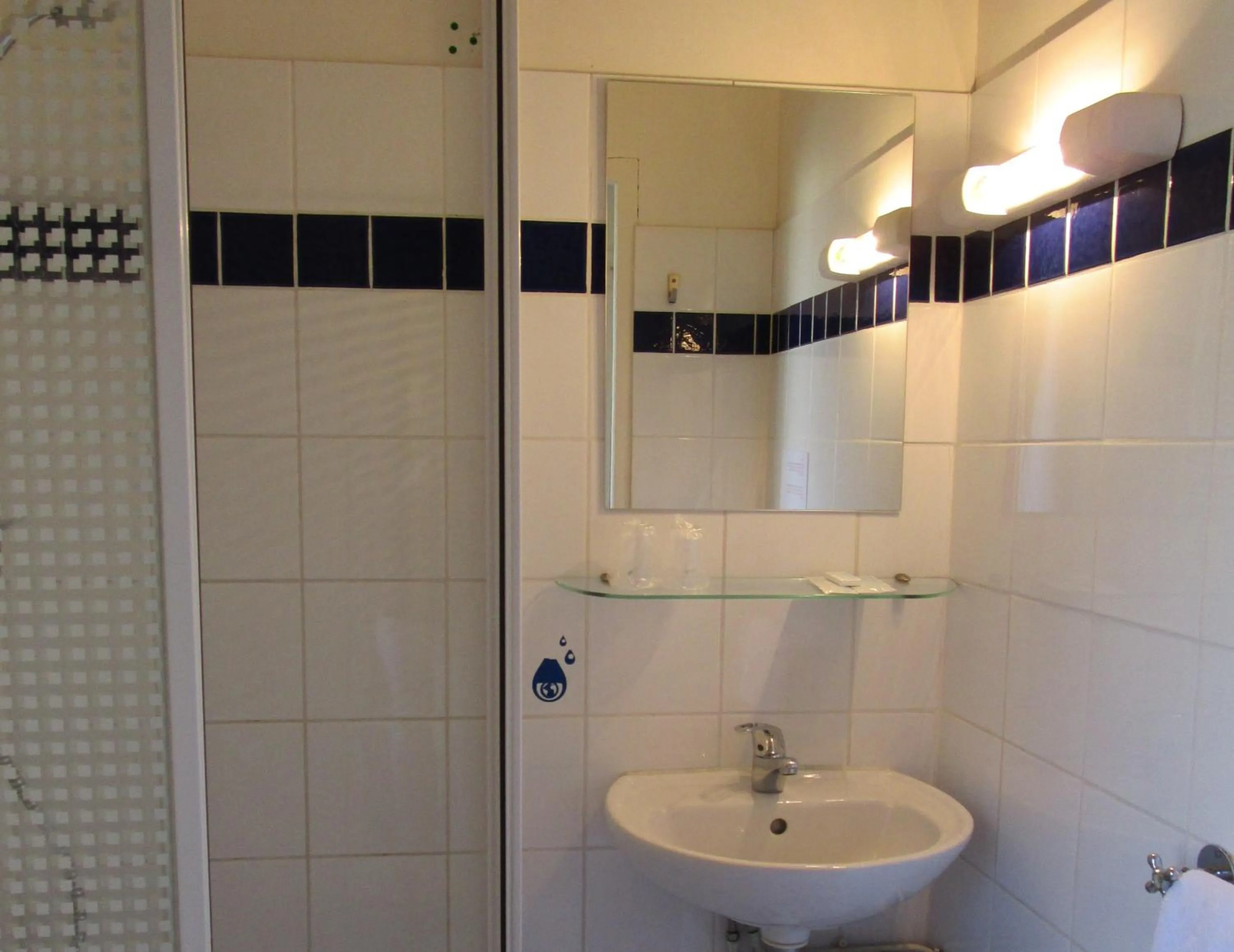 Bathroom in Hôtel Des Poètes avec parking sur réservation