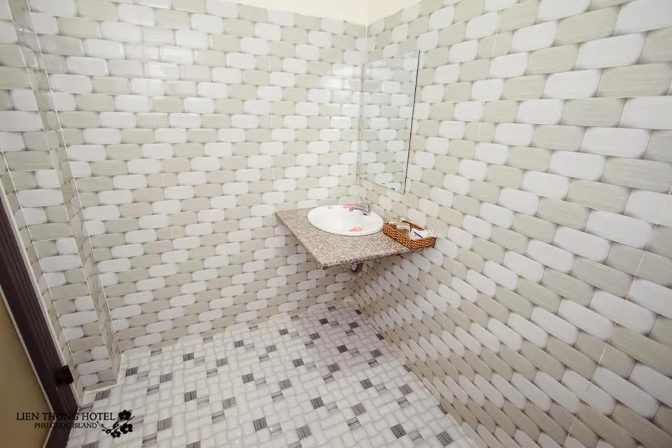 Shower in Lien Thong Hotel