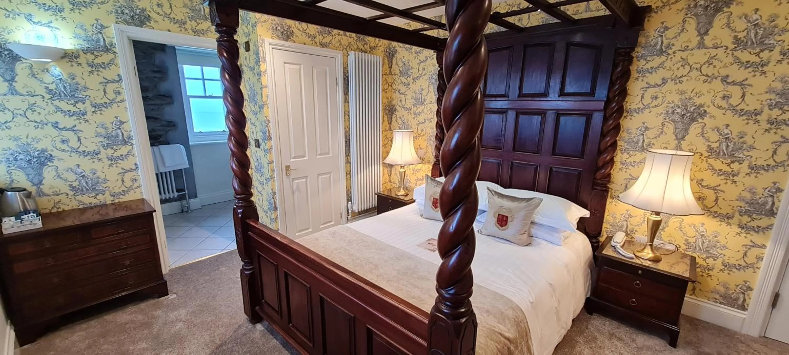 Bed in Camelot Castle Hotel