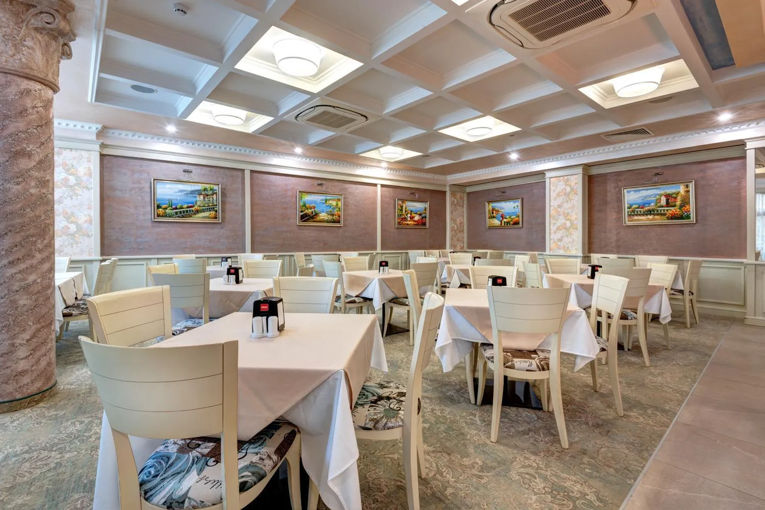 Restaurant/places to eat in Siena Palace