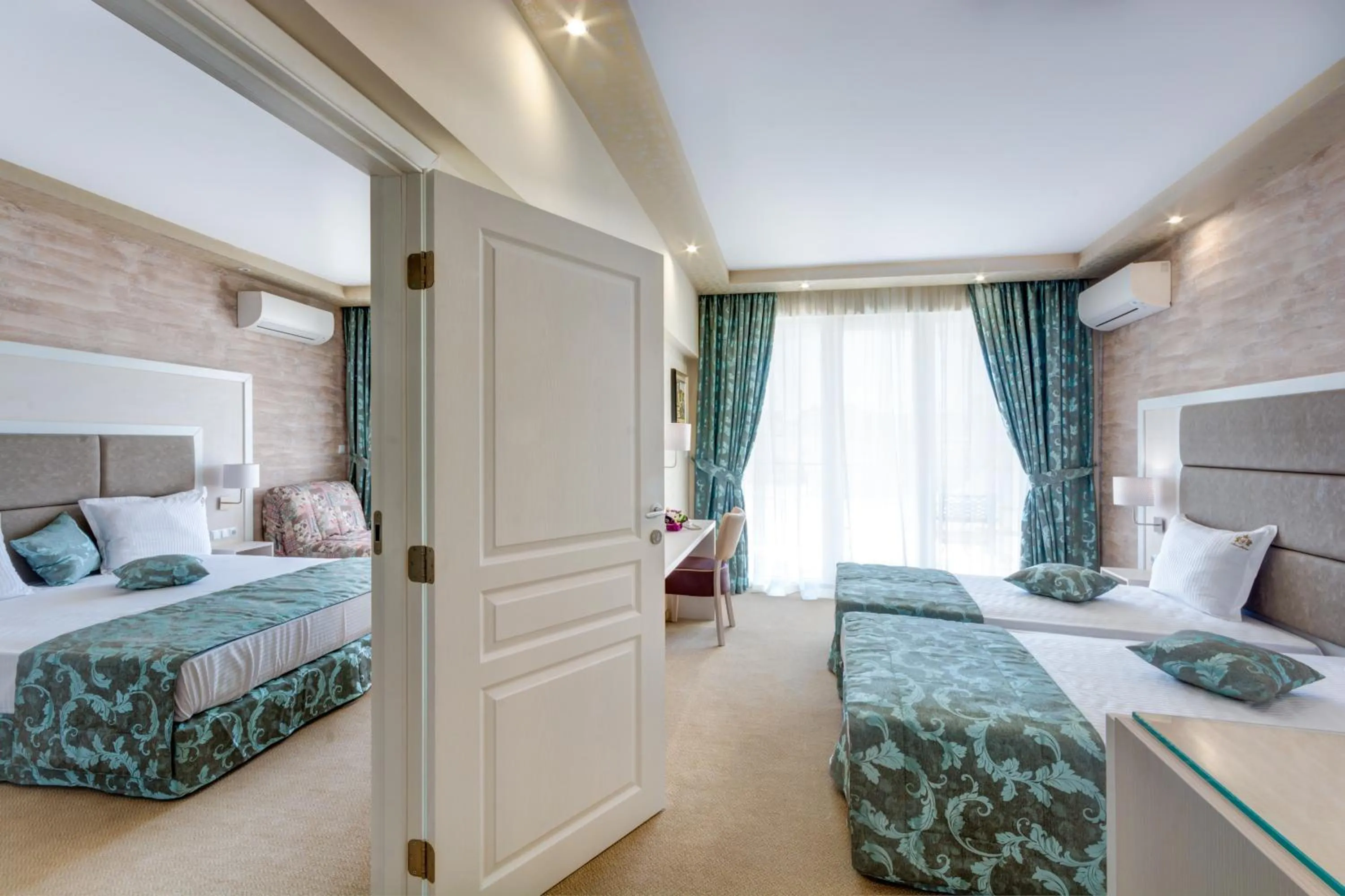 Family, Bed in Siena Palace